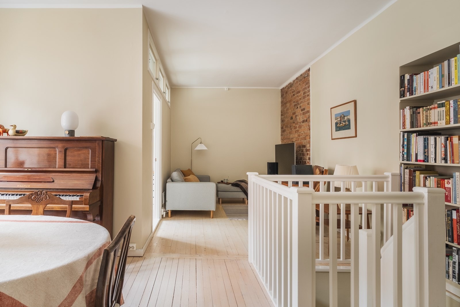 Tilbaketrukket TV-stue som har god plass til sofaløsning med tilhørende møblement Galleribilde