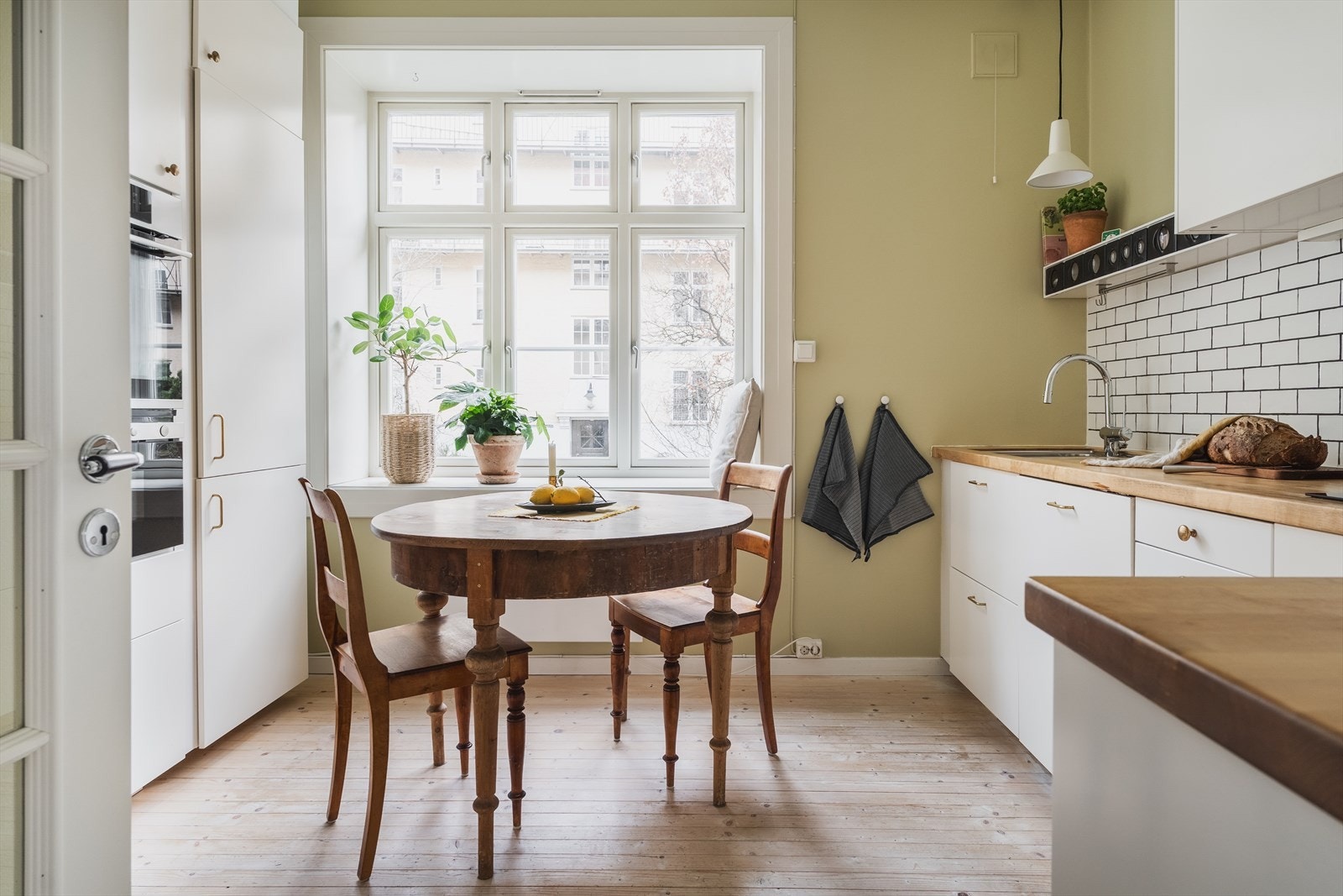 Romslig og separat kjøkken med plass til spisebord Galleribilde