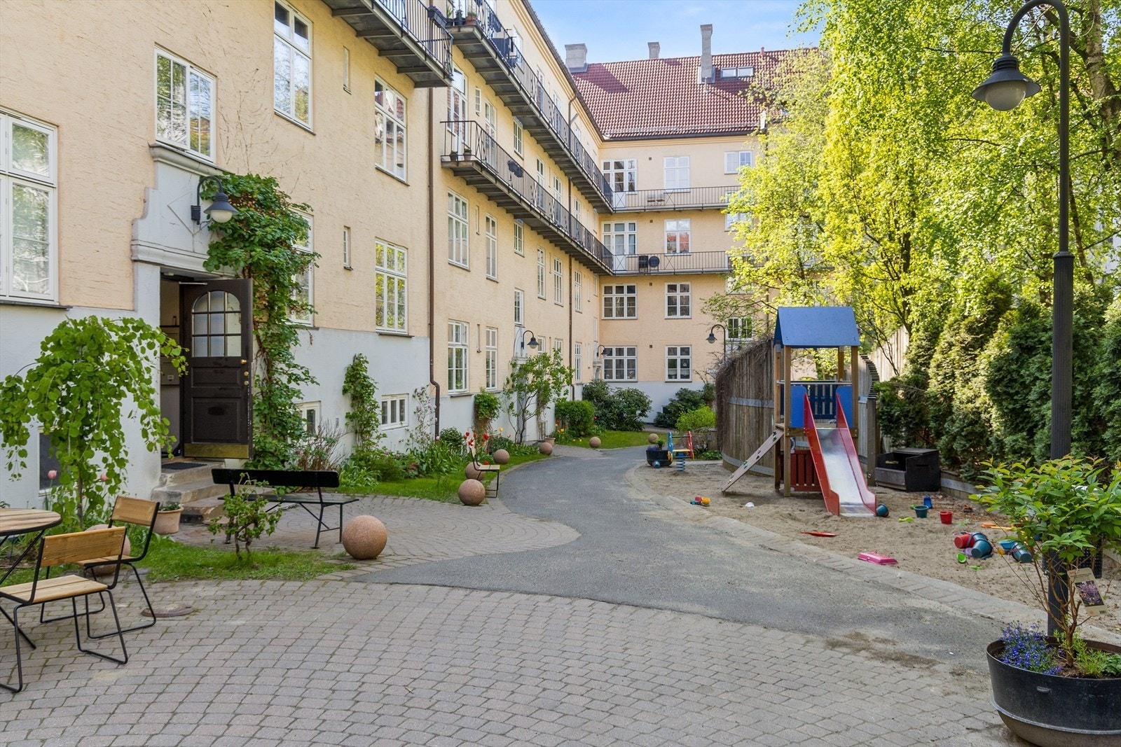 Hyggelig felles bakgård Galleribilde