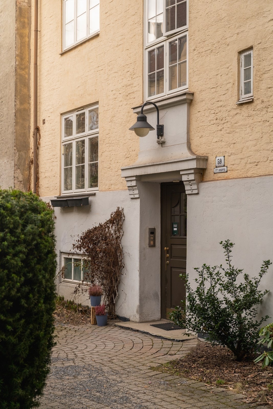 Leiligheten ligger i klassisk bygård fra 1920 Galleribilde