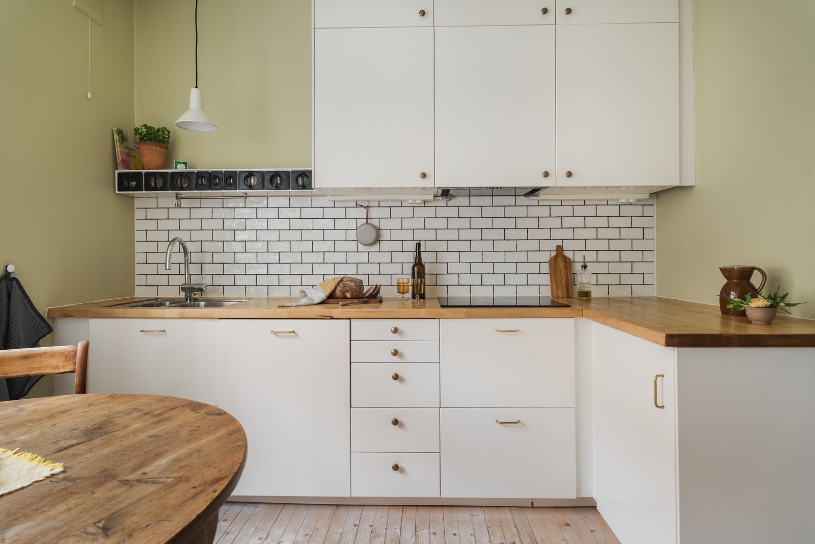 Lys og delikat kjøkkeninnredning fra 2016 med god skap- og benkeplass Galleribilde