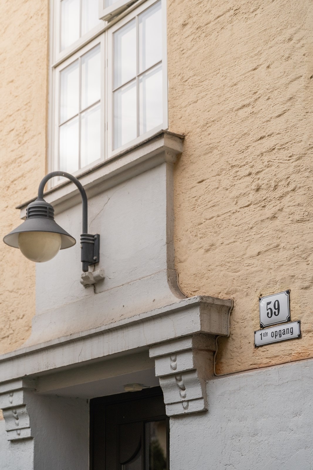 Leiligheten ligger i klassisk bygård fra 1920 Galleribilde