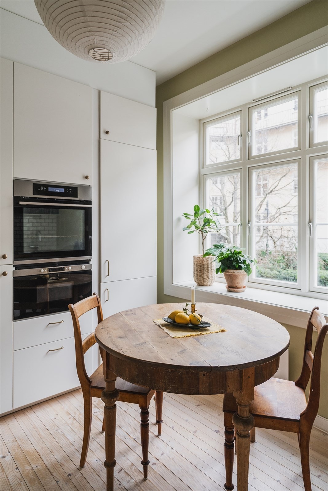 Induksjonstopp, stekeovn, oppvaskmaskin, mikrobølgeovn og kjøl/frys er integrert i innredningen Galleribilde