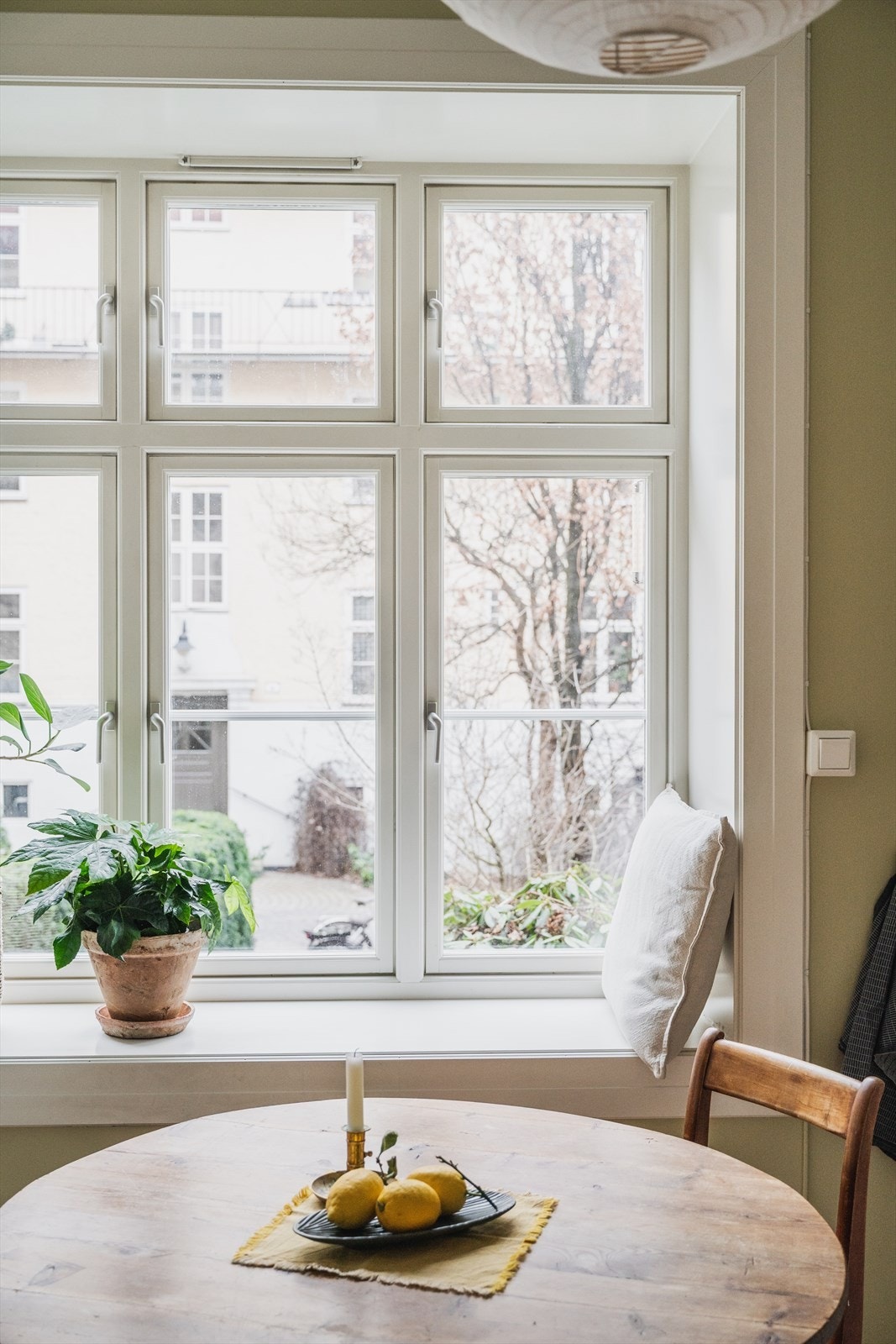 Utsyn fra kjøkken til en svært hyggelig bakgård Galleribilde