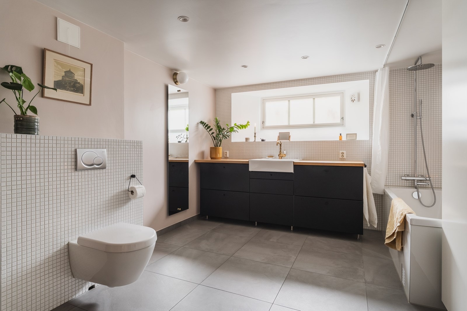 Stort baderom fra 2018 med varme i gulv og opplegg for vaskemaskin Galleribilde