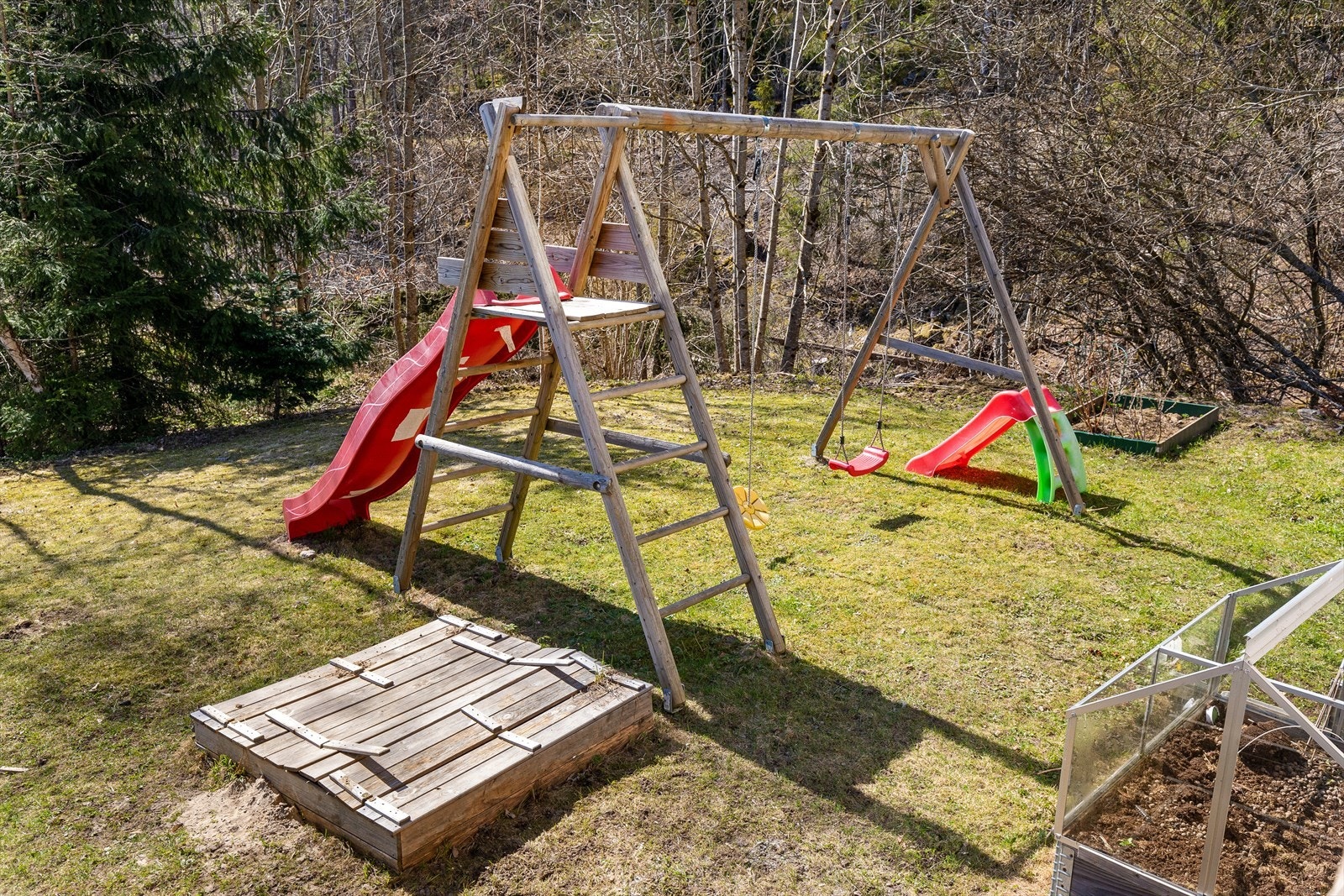 Lekestativ hvor de små kan leke i naturskjønne omgivelser Galleribilde