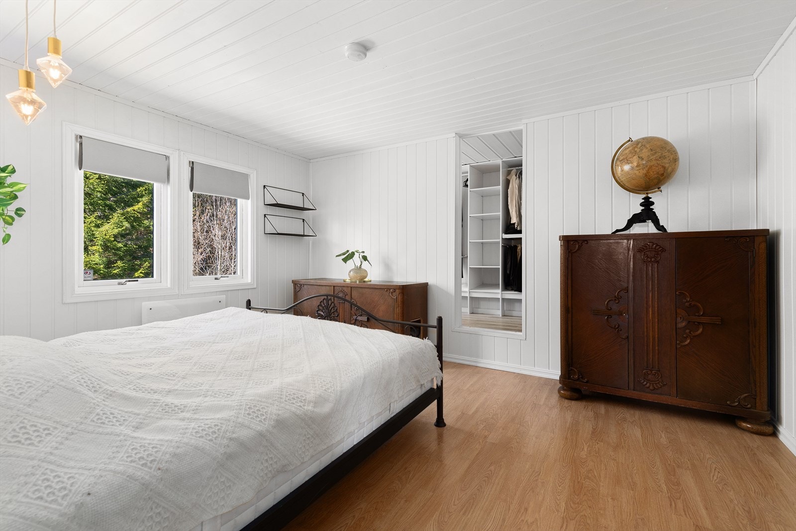 Leilighetens hovedsoverom har god plass til en stor dobbeltseng med tilhørende nattbord, samt egen inngang til garderoberom/bod. Galleribilde