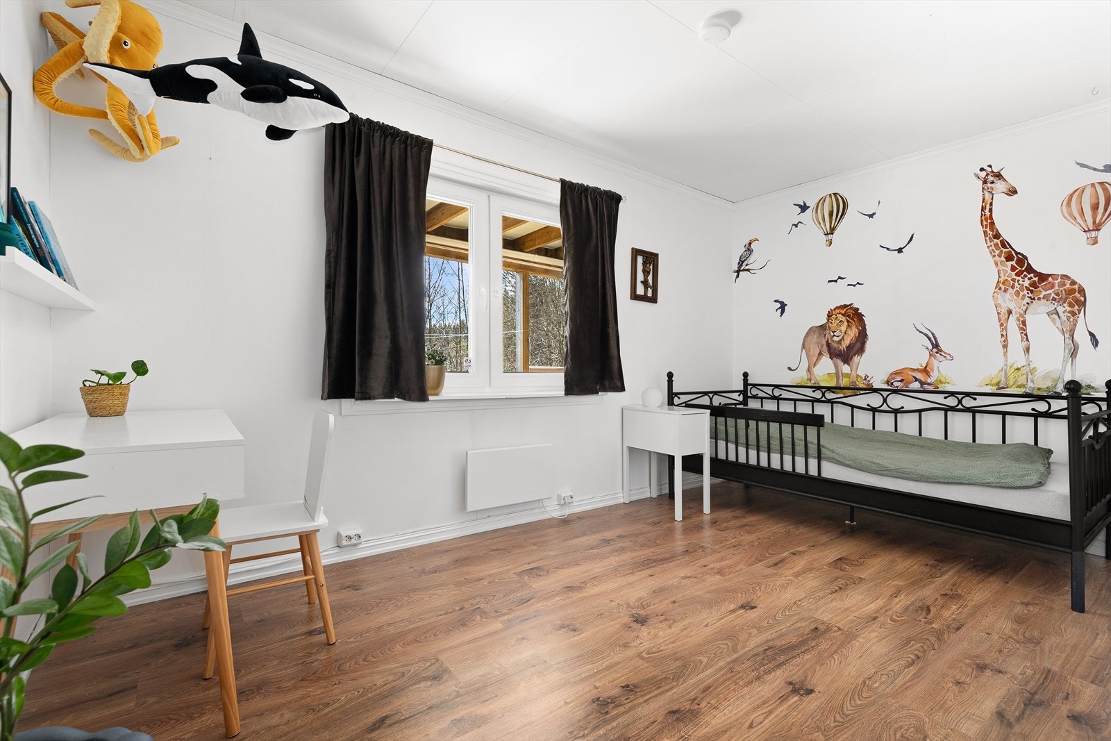 Soverom 2 er i dag innredet som barnerom. Her har du plass til seng, garderobeløsning og skrivebord. Galleribilde