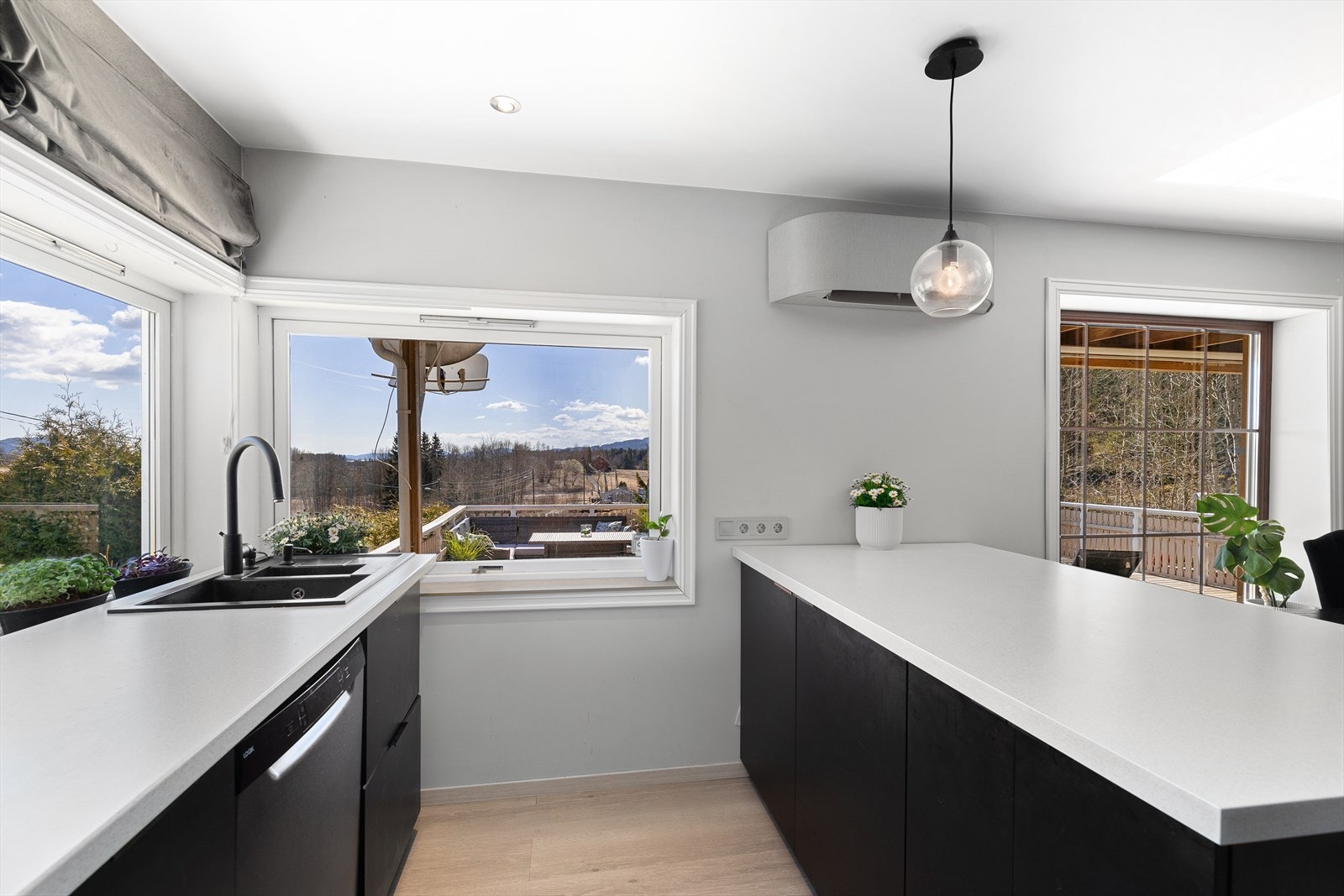 Kjøkkenet inneholder delvis integrerte hvitevarer som induksjonstopp, stekeovn, ventilator og kombi kjøl- og fryseskap. Frittstående oppvaskmaskin i nisje. Galleribilde