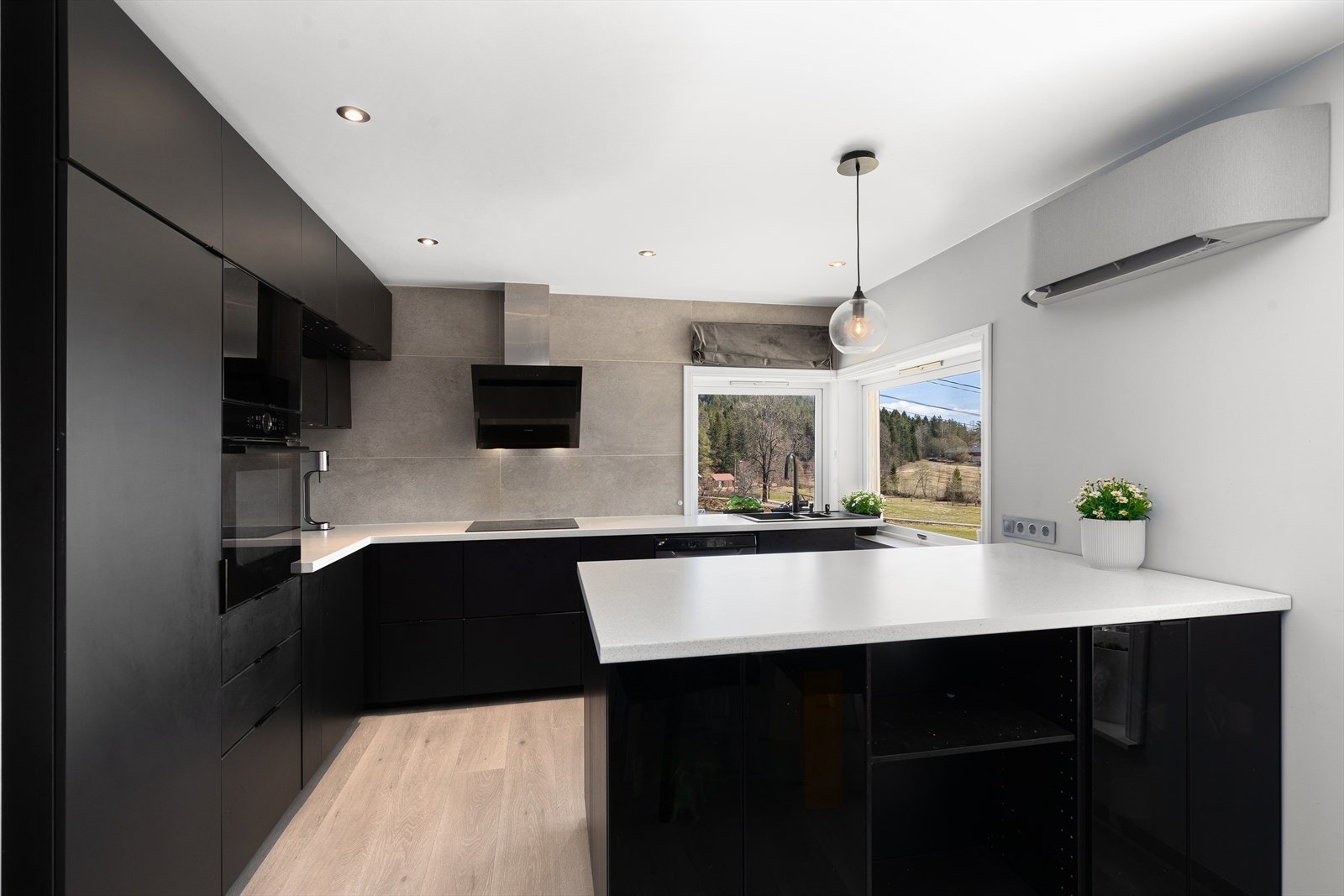 Dette er en stor og pen 5-roms selveierleilighet med flere god kvaliteter. Blant annet med kjøkken fra 2019 og to bad fra 2016. Galleribilde