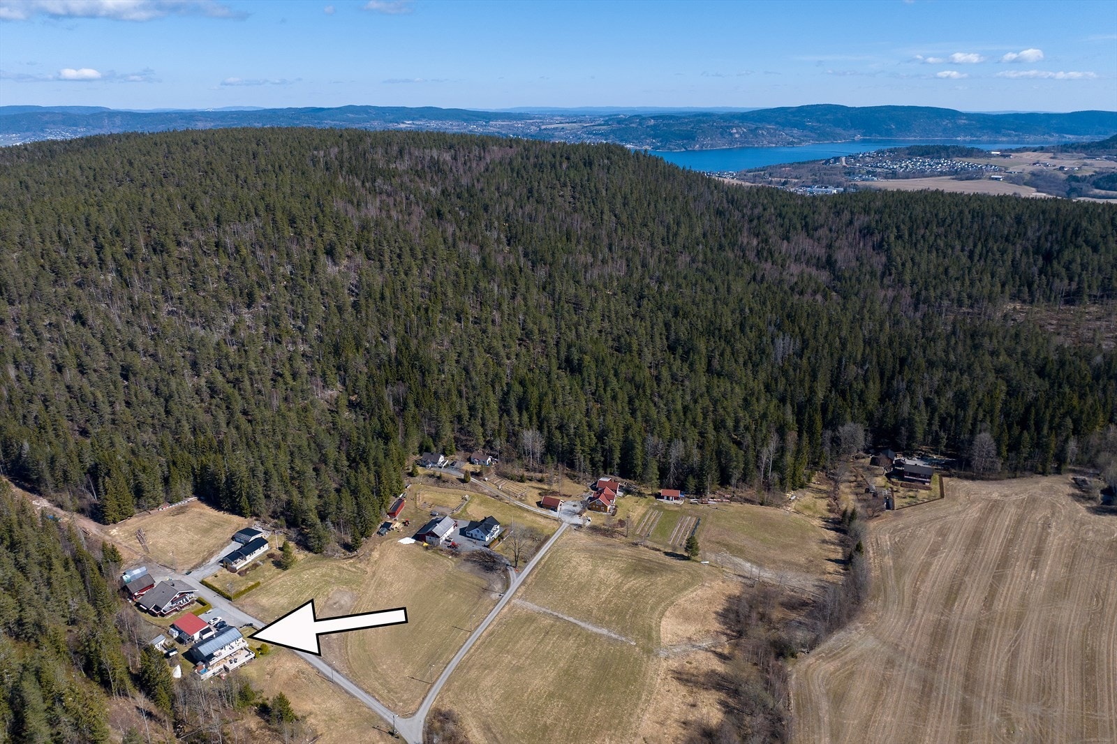 Landlig beliggenhet med marka som nærmeste nabo Galleribilde