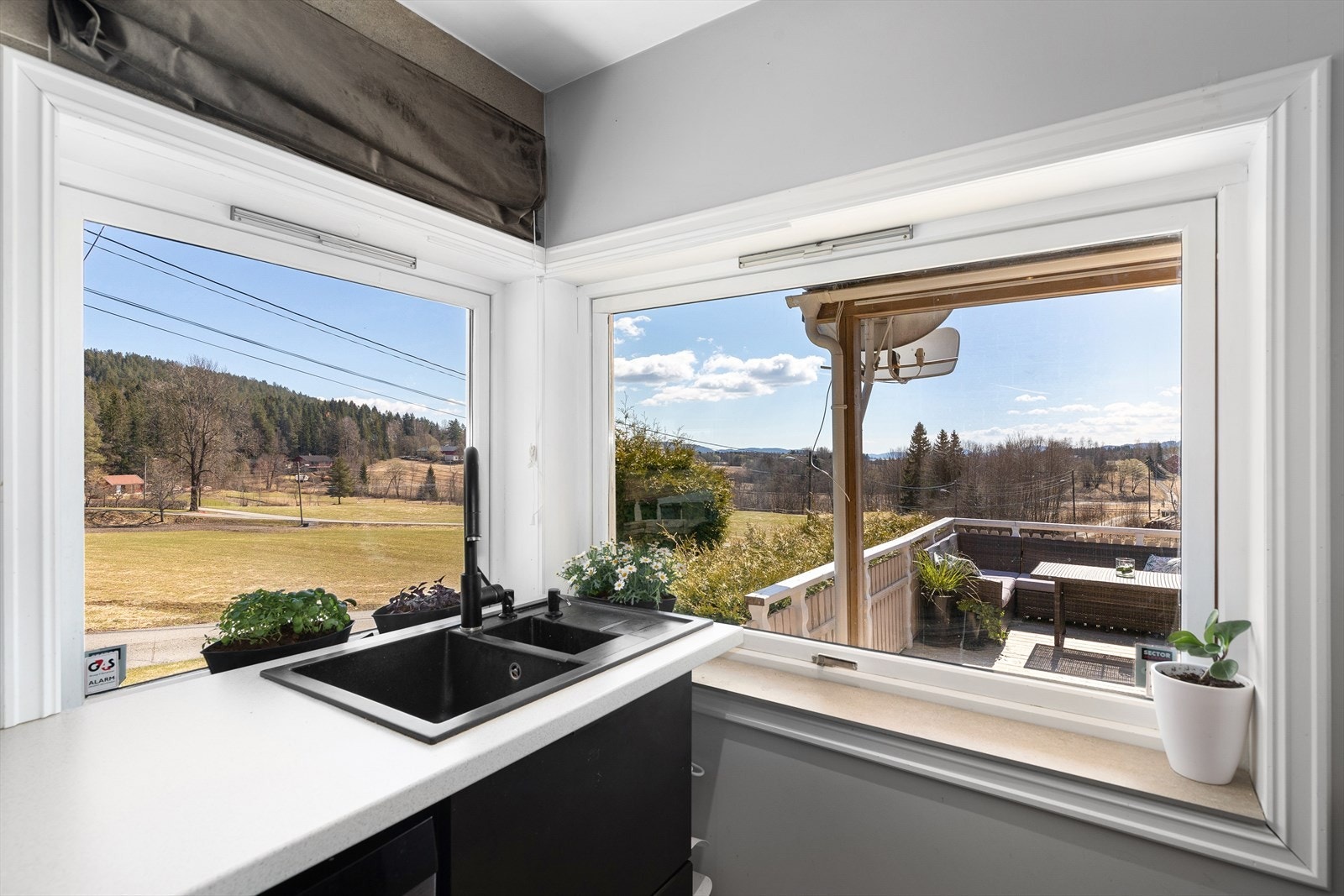 Store vindusflater med masse naturlig lysinnslip Galleribilde