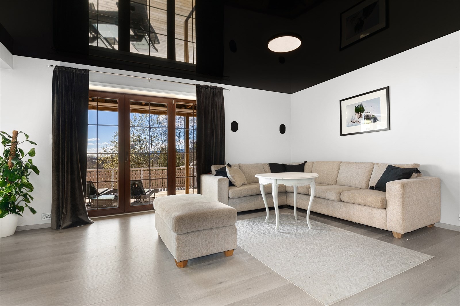 Rommet fremstår luftig, og har flere møbleringsmuligheter. I vegger bak TV samt sofa har du integrerte høyttalere. Galleribilde