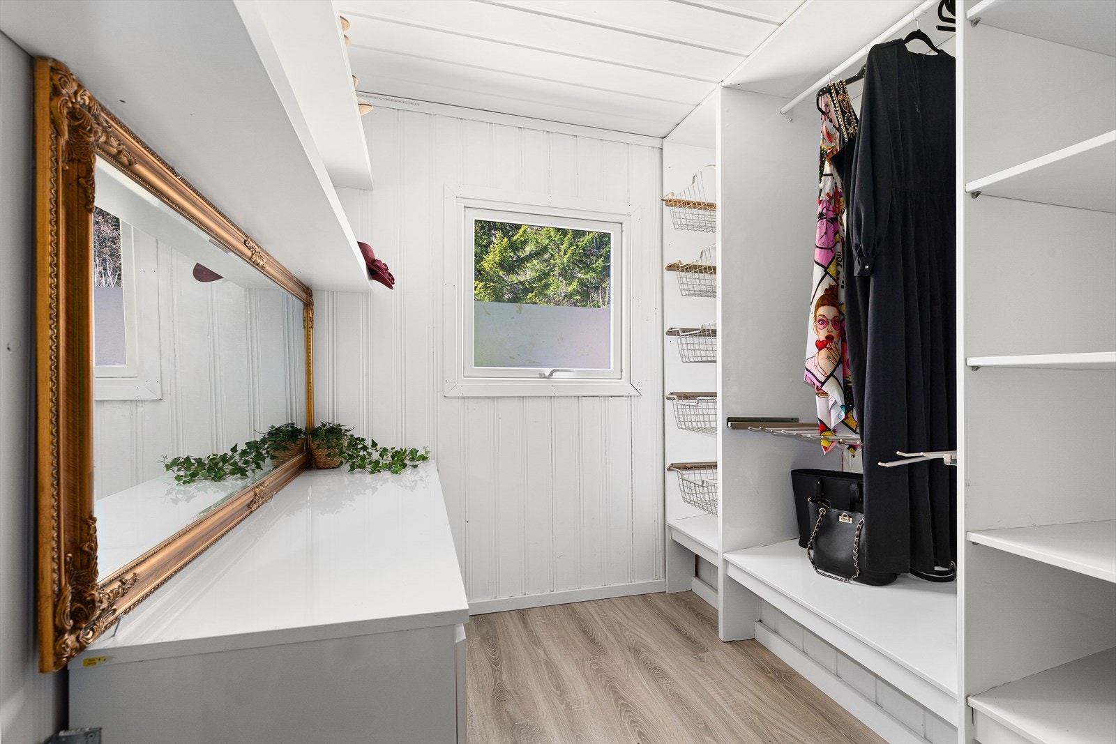 Praktisk med eget garderoberom/bod Galleribilde