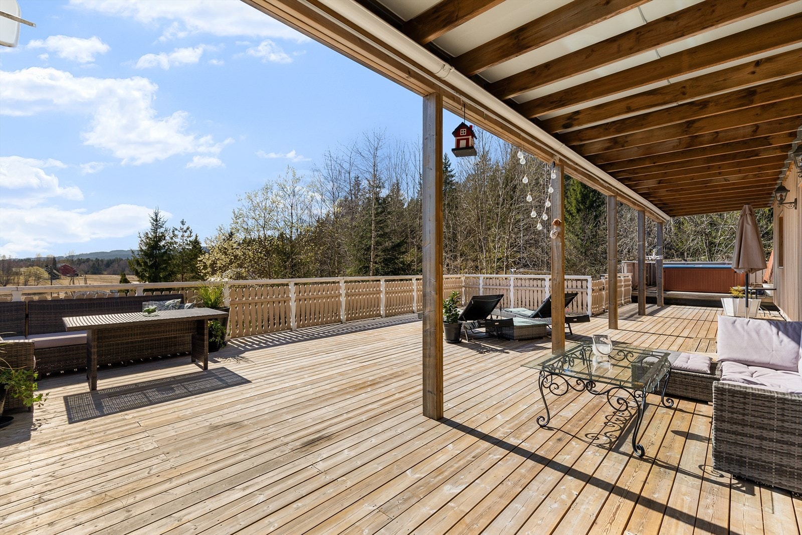 Terrassen skinner litt ekstra når snøen er borte og våren virkelig slår inn Galleribilde