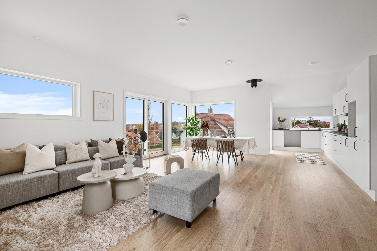 Velkommen til en lys og moderne enebolig fra 2024 med gode kvaliteter og gjennomtenkt planløsning. Galleribilde