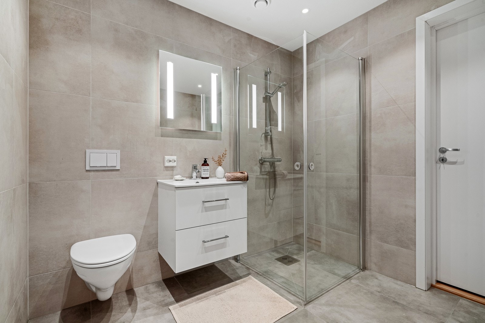 Lekkert bad med moderne innredning og gulvvarme. Galleribilde