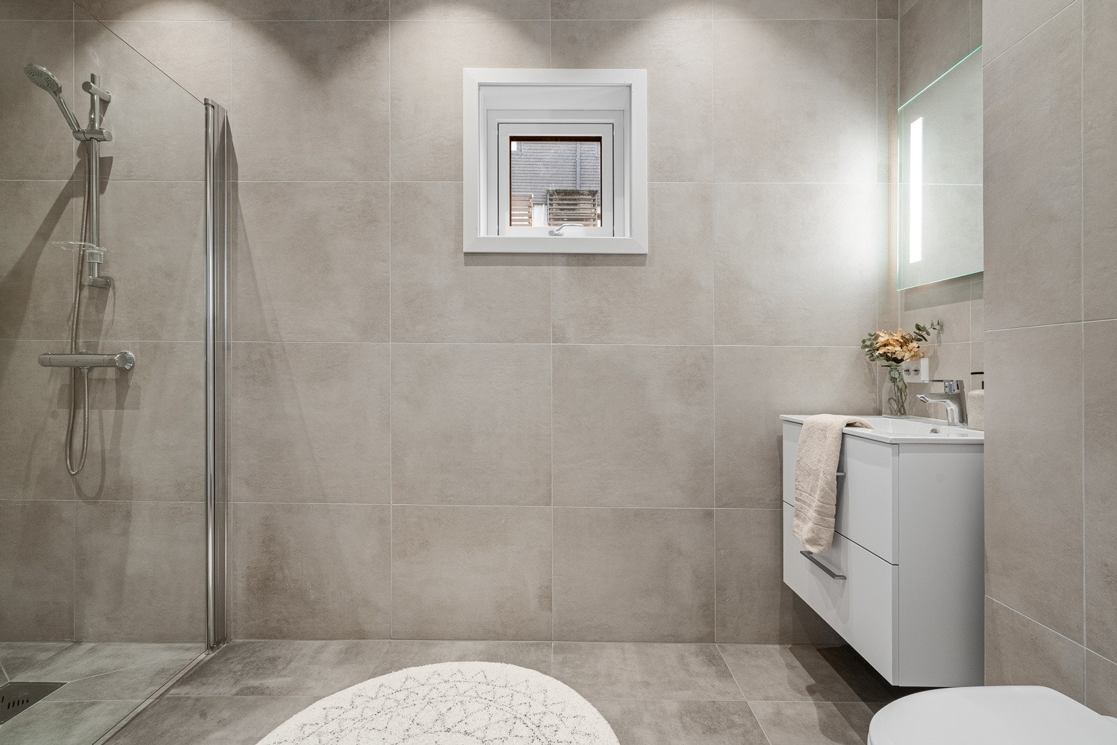 Lekkert bad med moderne innredning og gulvvarme. Galleribilde