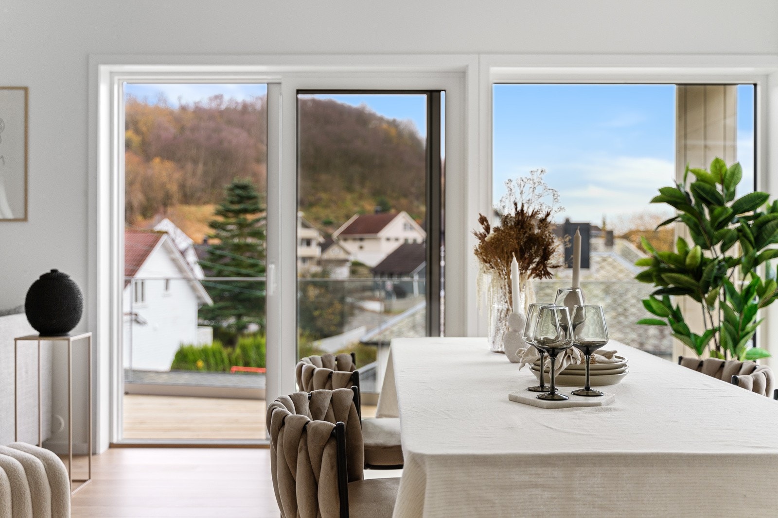 Fra stuen har man utgang til herlig terrasse. Galleribilde