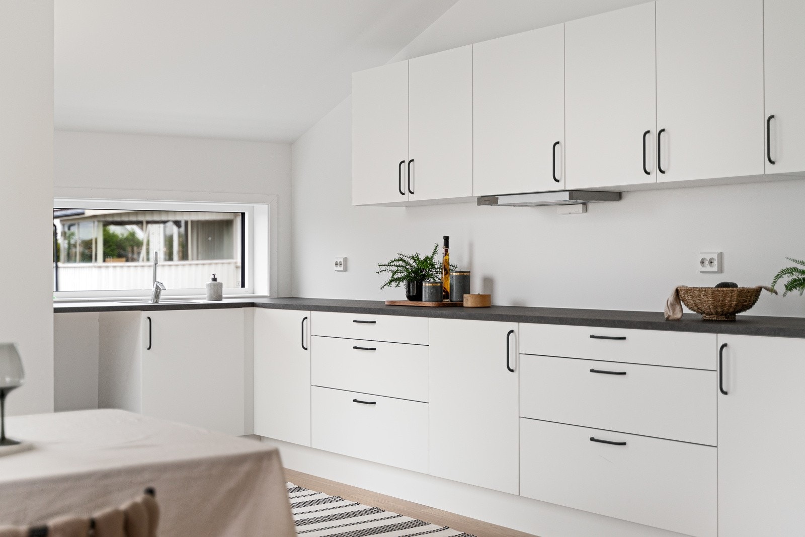 Tidløst kjøkken med god skap- og benkeplass. Galleribilde