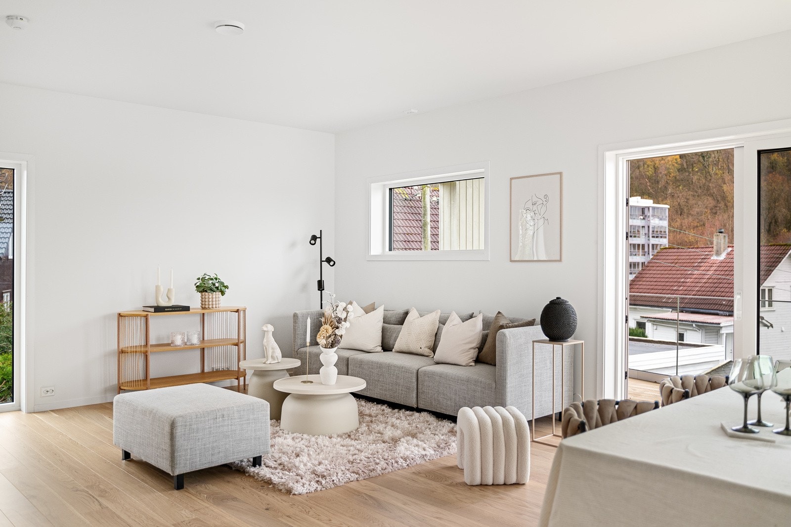 Stuen er romslig og lar seg enkelt innrede i ulike soner med spise- og sittegrupper. Galleribilde