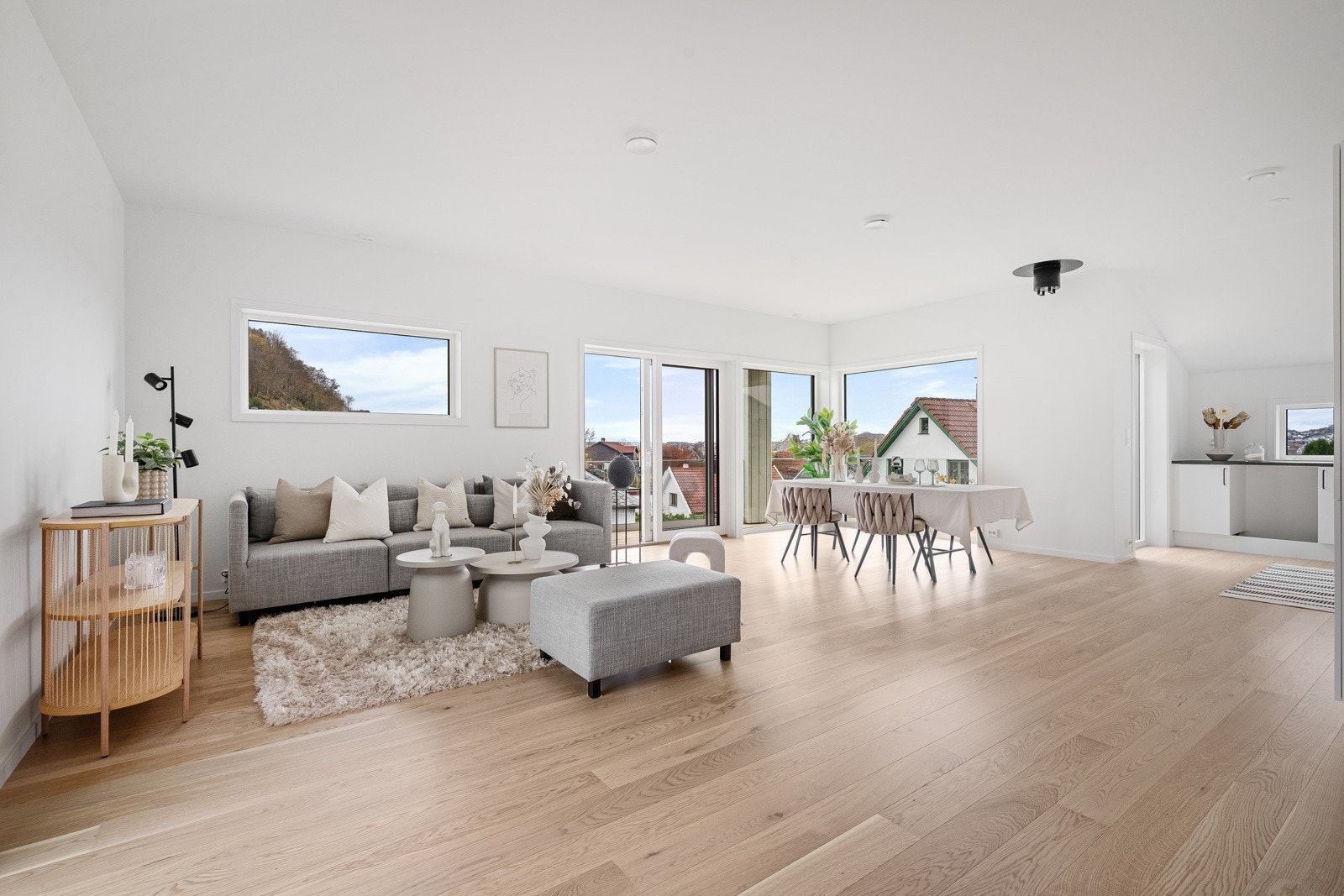 Boligen holder et moderne uttrykk med lyse flater og listefri overgang mellom vegg og himling. Galleribilde