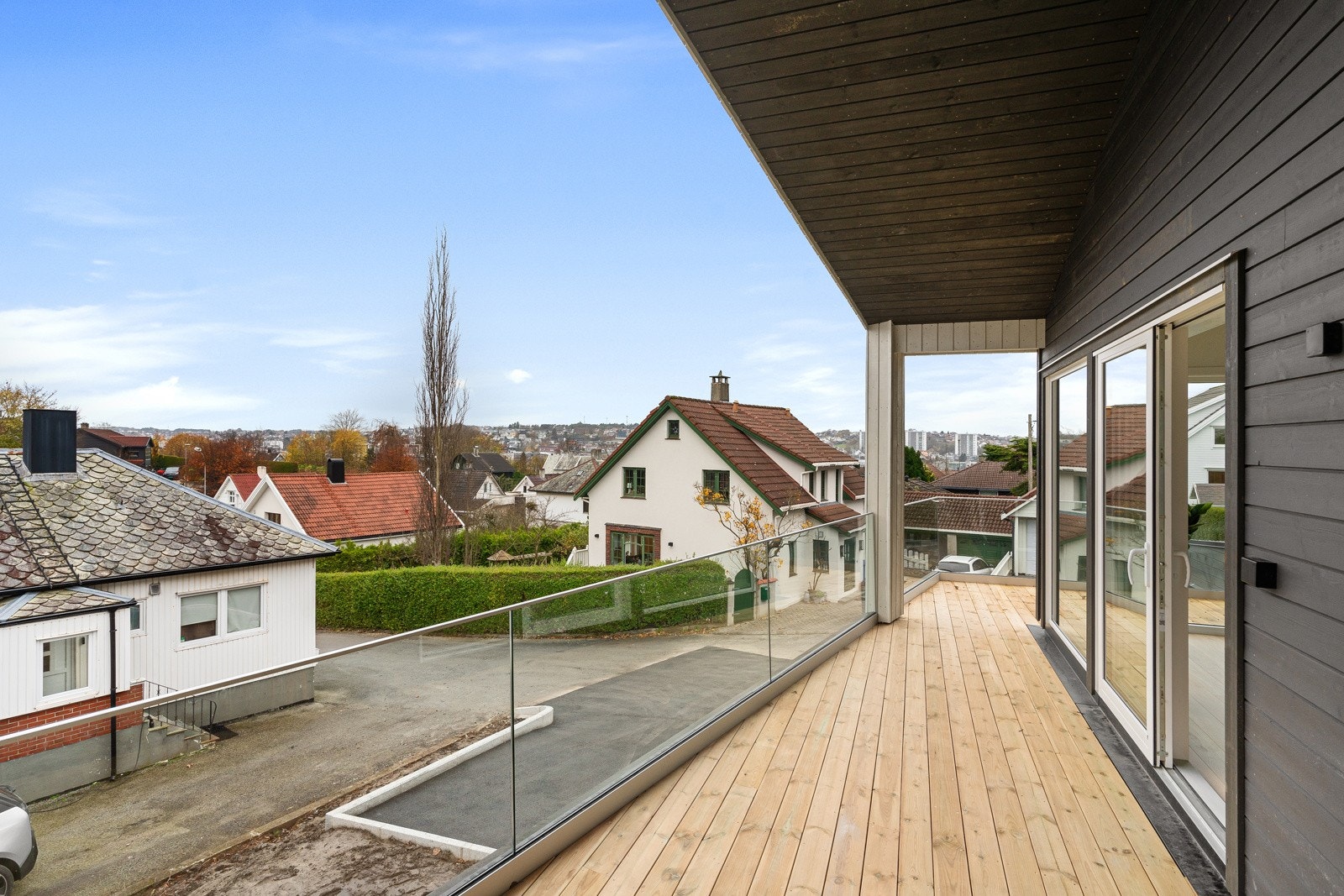 Terrassen kan fint møbleres med sittegruppe og grill. Galleribilde