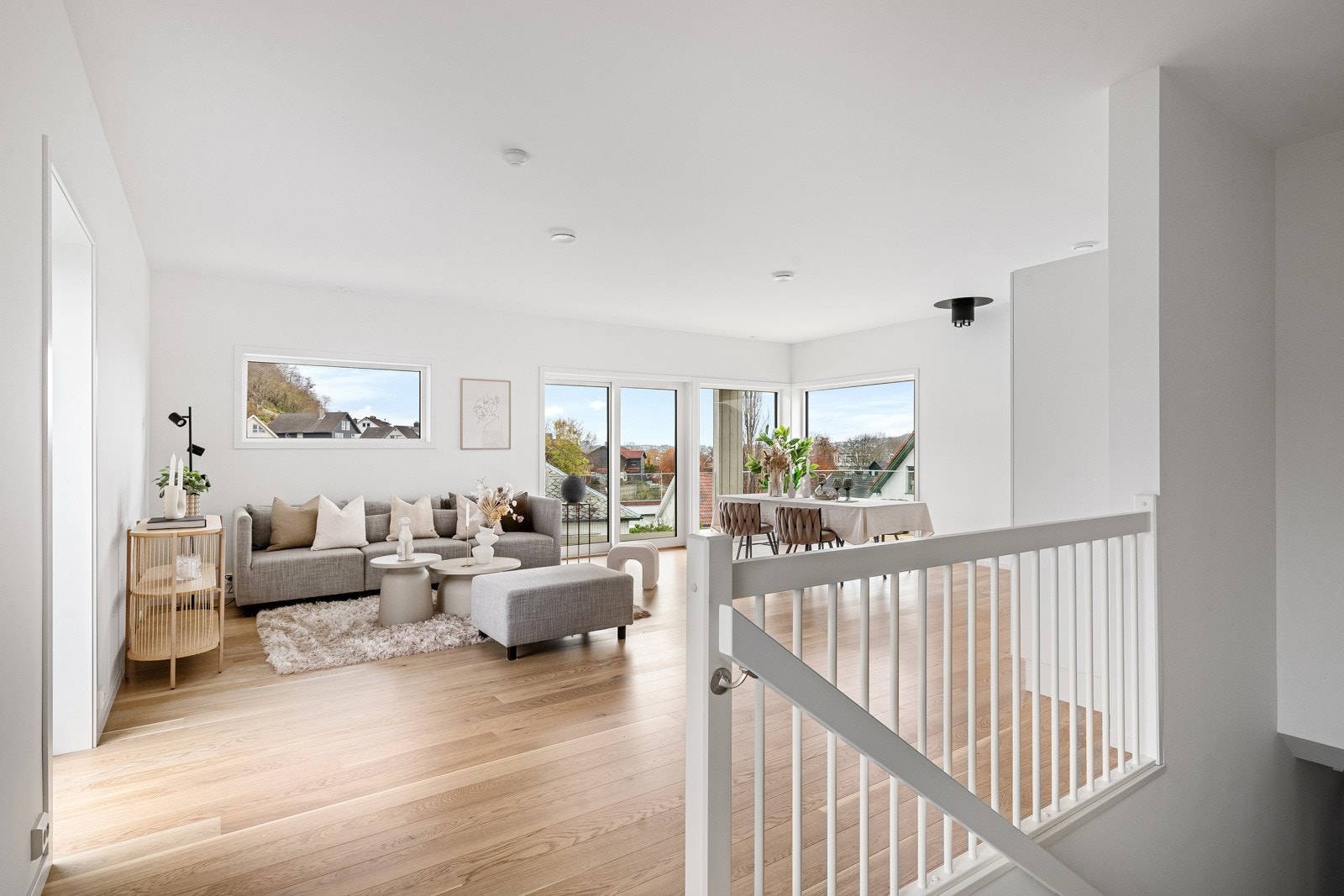 Boligen har gjennomgående store vindusflater som sikrer rikelig med naturlig lysinnslipp. Galleribilde