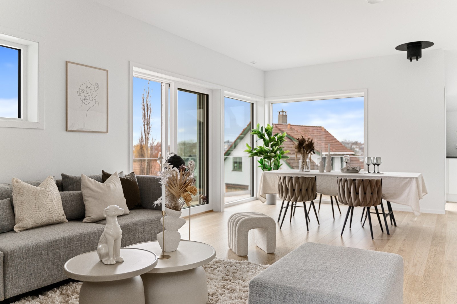 Stue og kjøkken ligger i åpen løsning, noe som gir rommet en luftig og sosial atmosfære. Galleribilde