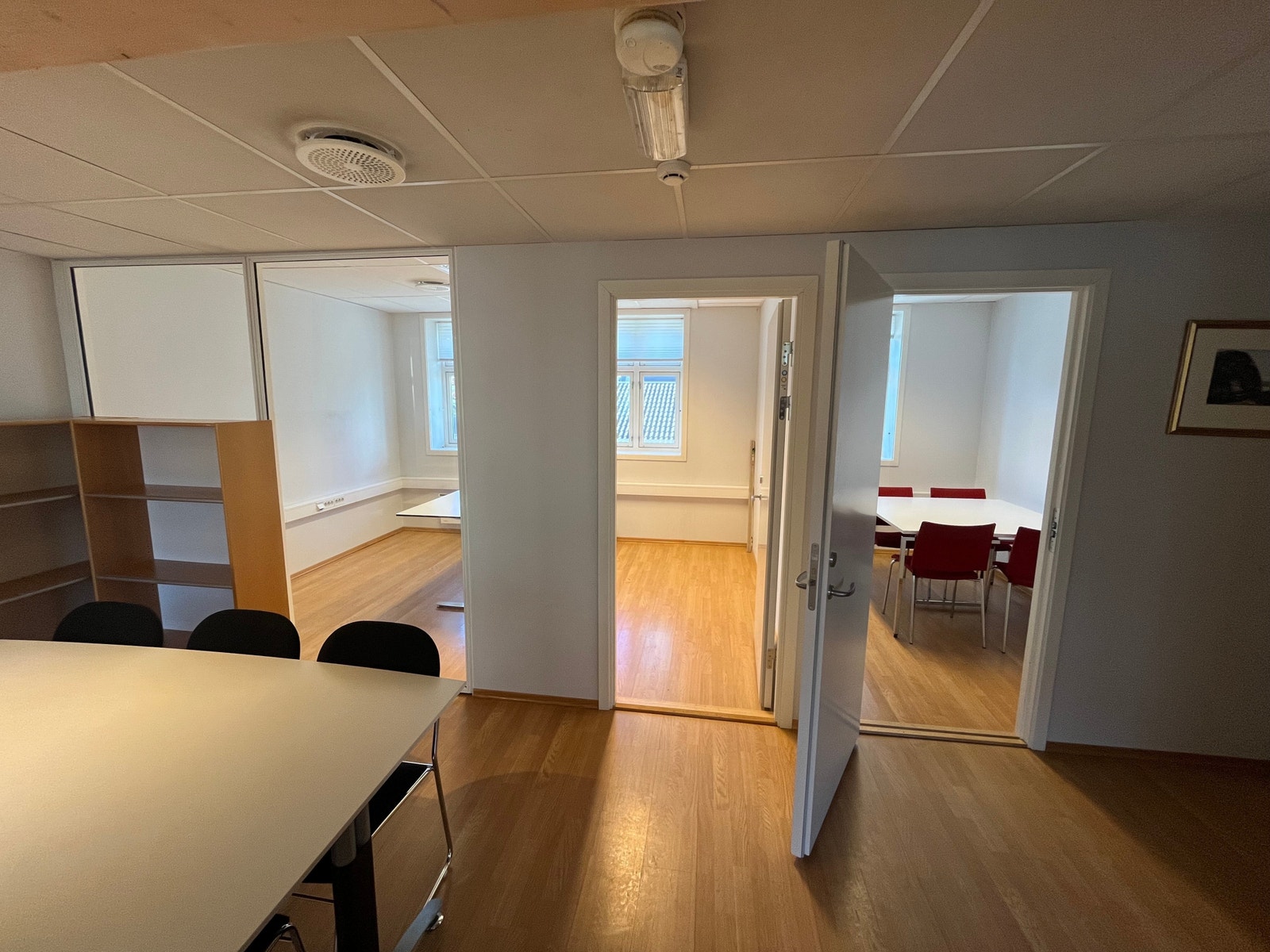 Kontor 2 og Møterom 2 ligger vegg i vegg. Galleribilde