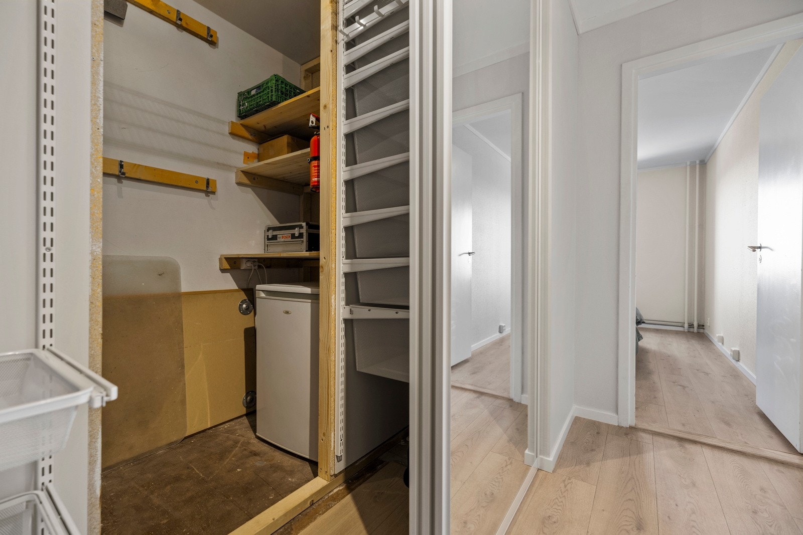 Ved inngangsparti finner man en innvendig bod ved inngangsparti på 2 kvadratmeter Galleribilde