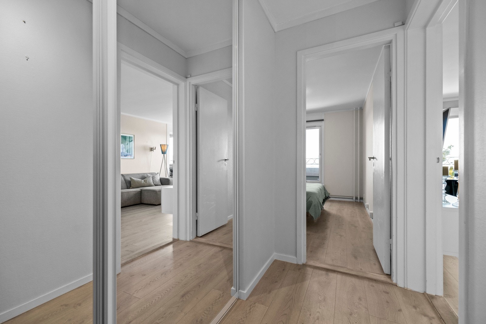 Her finner du en stor skyvedørsgarderobe med speilfronter, for oppbevaring av ytterjakker og sko Galleribilde