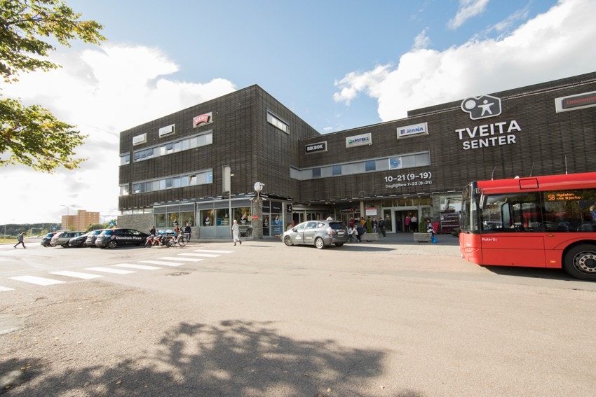Extra og Meny ligger på senteret, samt diverse butikker og bakeri Galleribilde