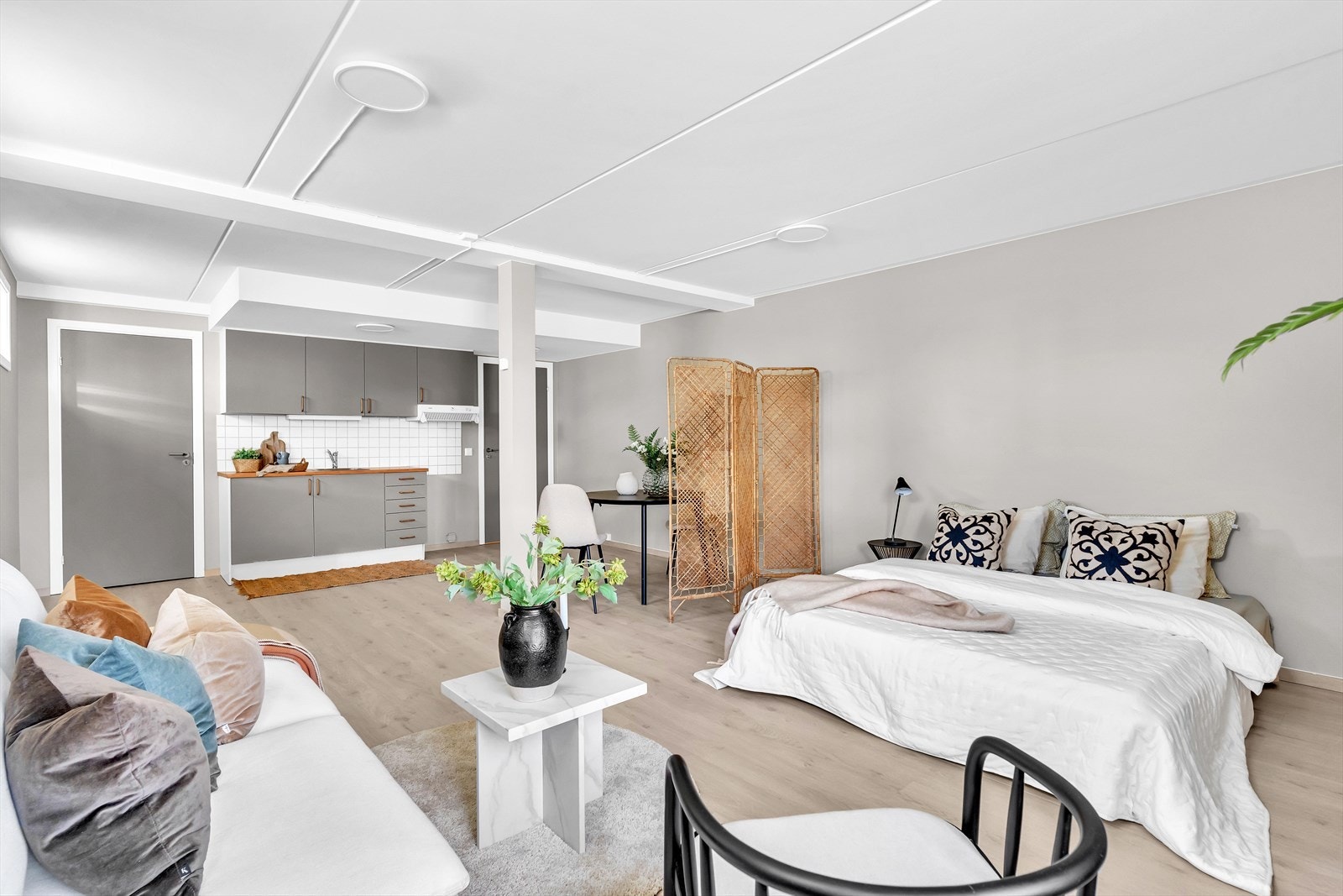 Nåværende innredning deler rommet naturlig inn i ulike soner. Galleribilde