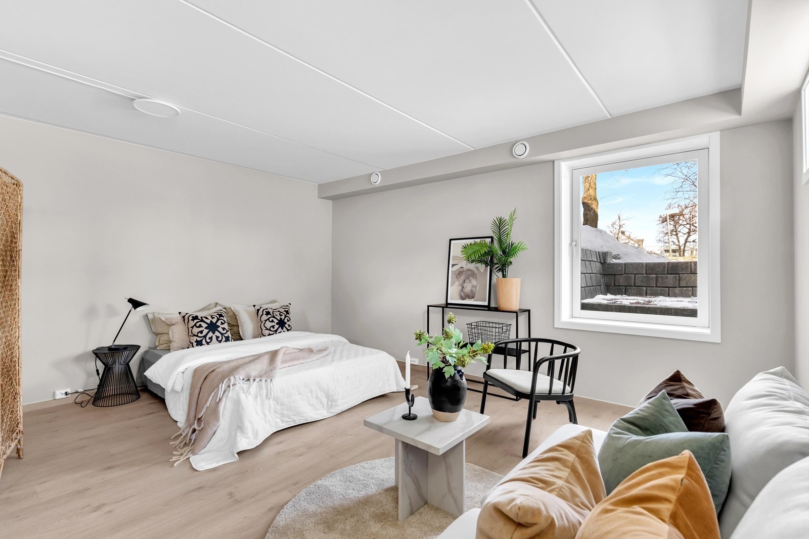 Rommet gir fin plass til soveromsmøblement, sofa, garderobe, spisebord, kjøkkeninnredning m.m. Galleribilde