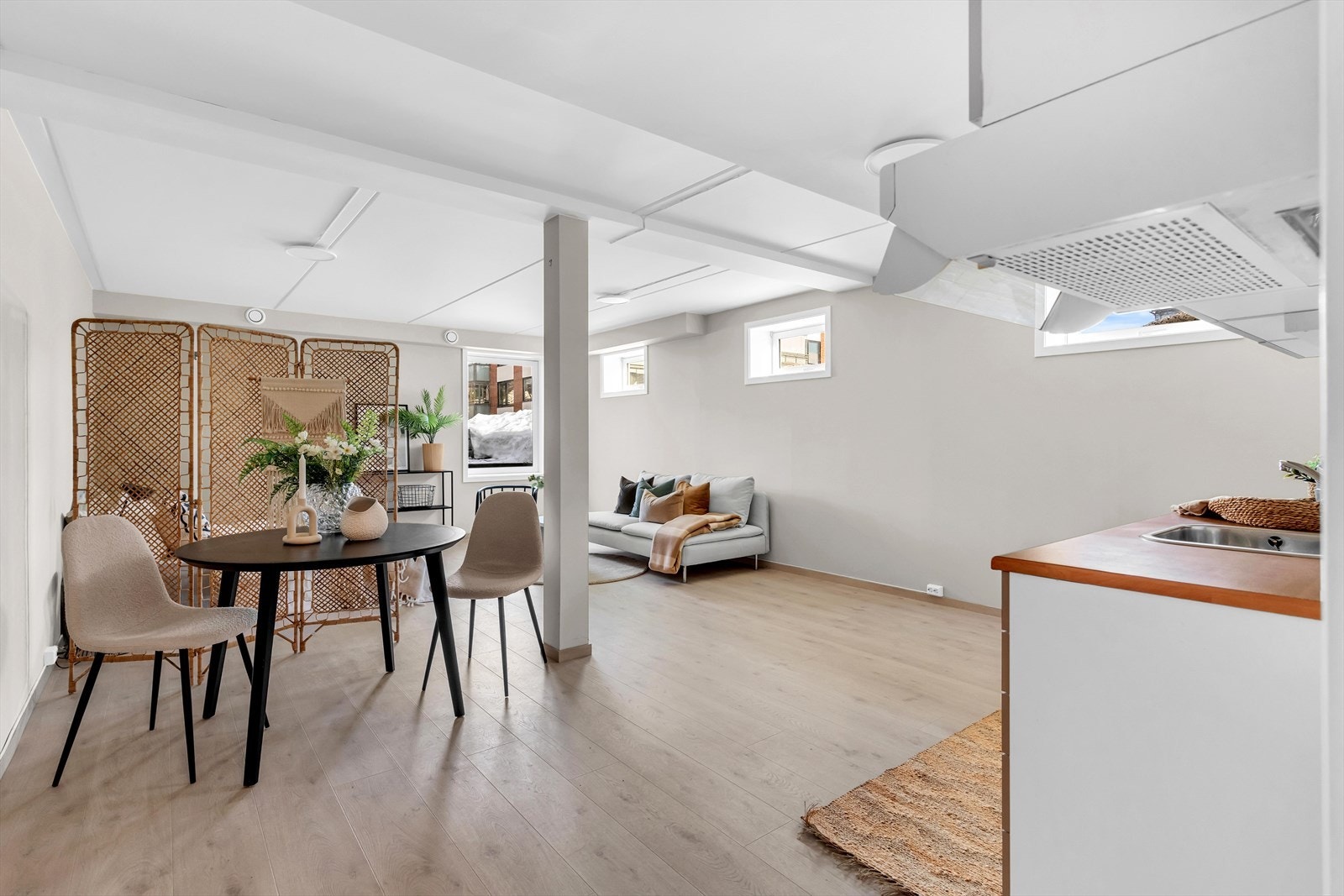 Rommet deler fint av plass til spisebord. Galleribilde
