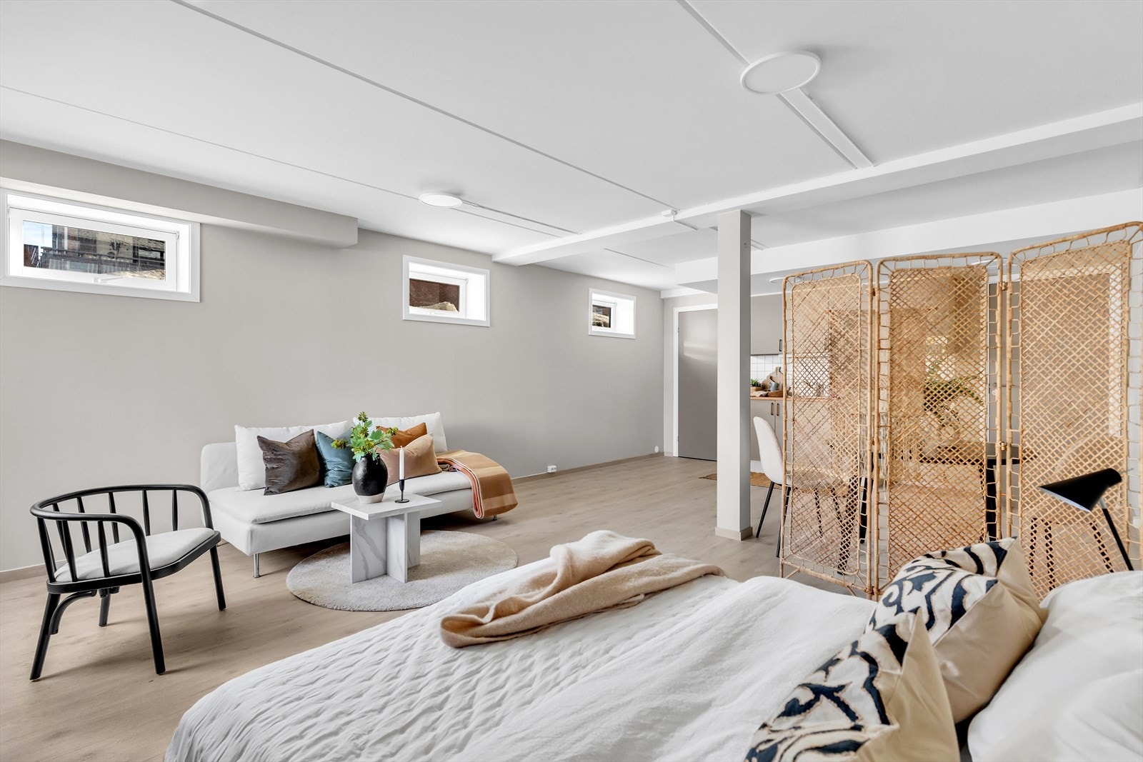 Leiligheten kan by på et romslig rom med plass til innredning av soveromsmøblement, stuemøblement, kjøkkeninnredning, flislagt baderom og boder. Galleribilde