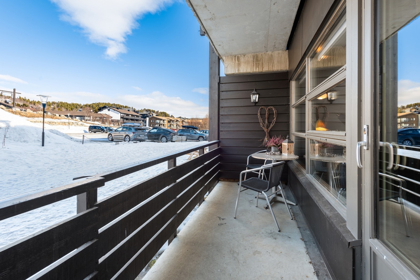 Leiligheten har solrik balkong mot sørvest med stoler og bord. Galleribilde