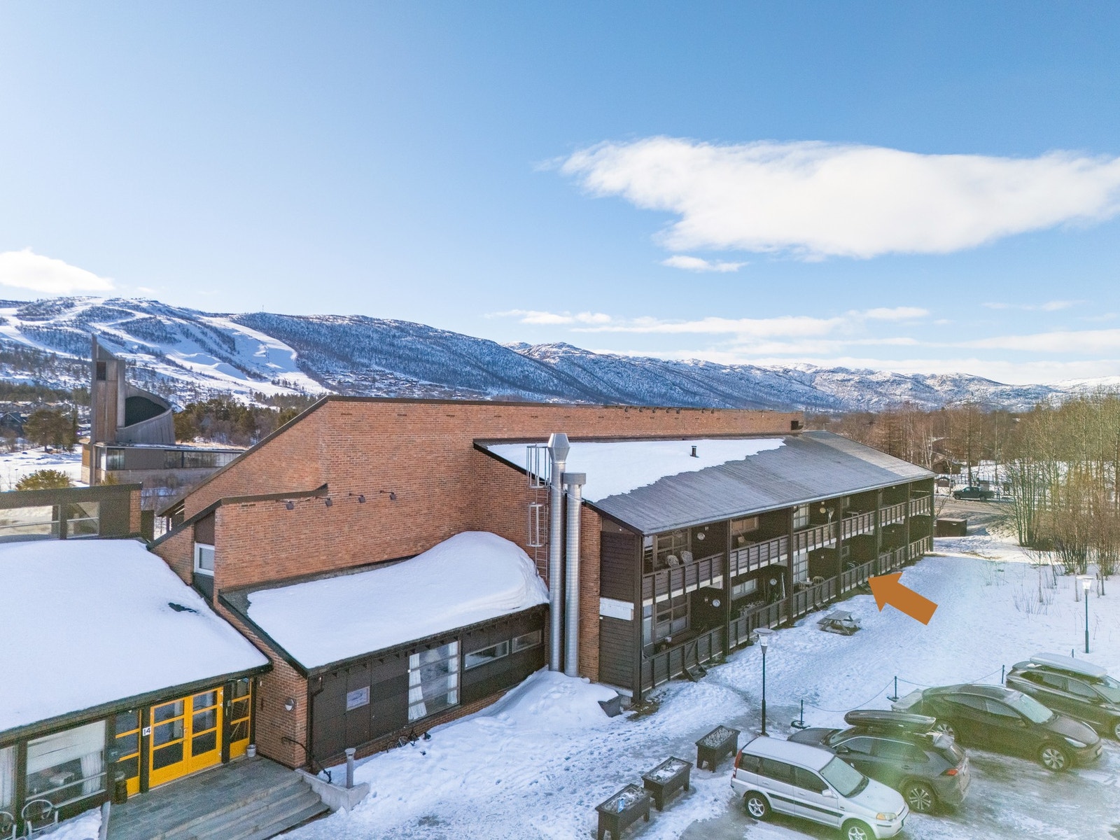 Leiligheten ligger i første etasje med tilgang rett ut på plen. Galleribilde