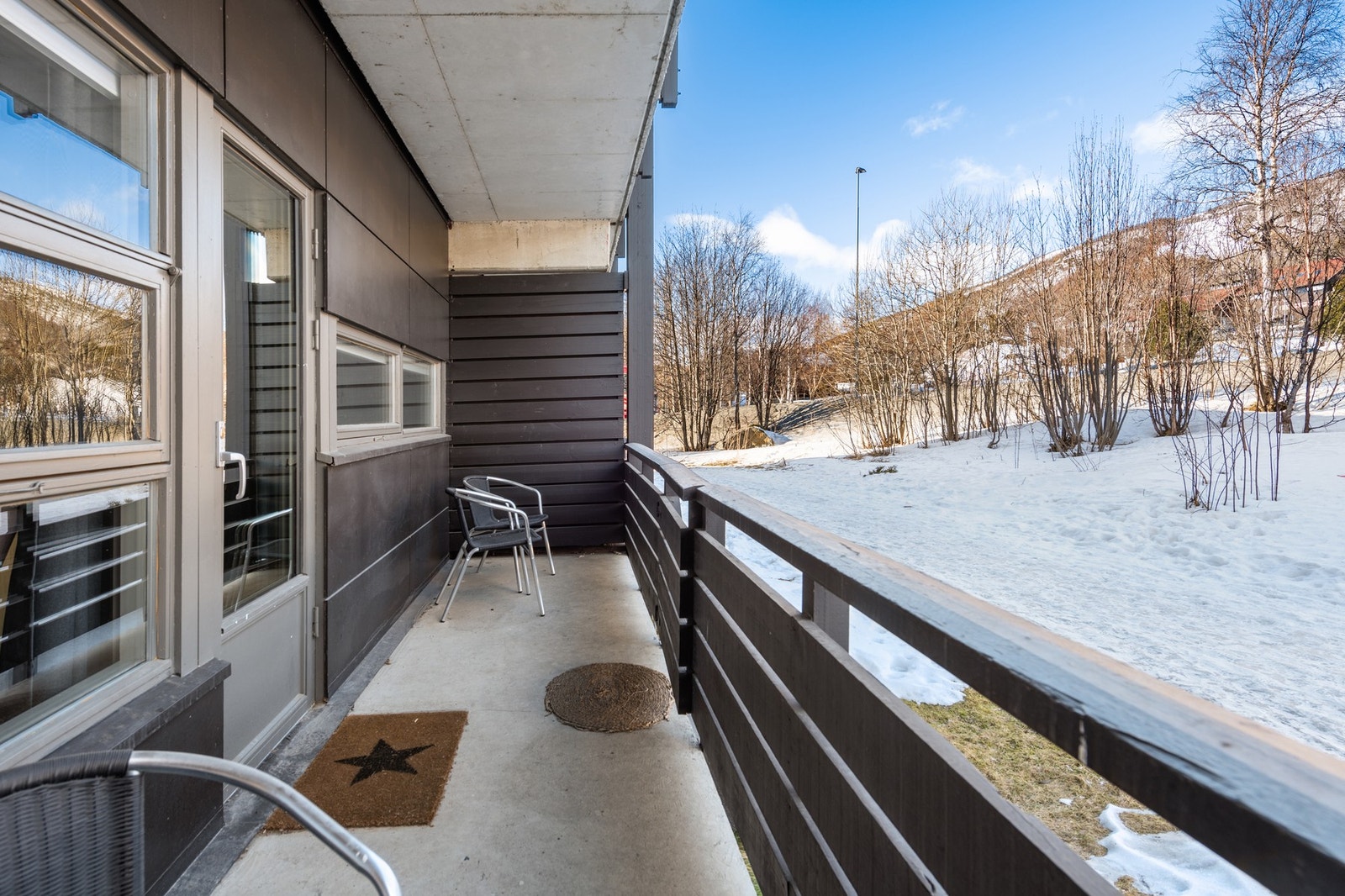 Leiligheten har solrik balkong mot sørvest med stoler og bord. Galleribilde