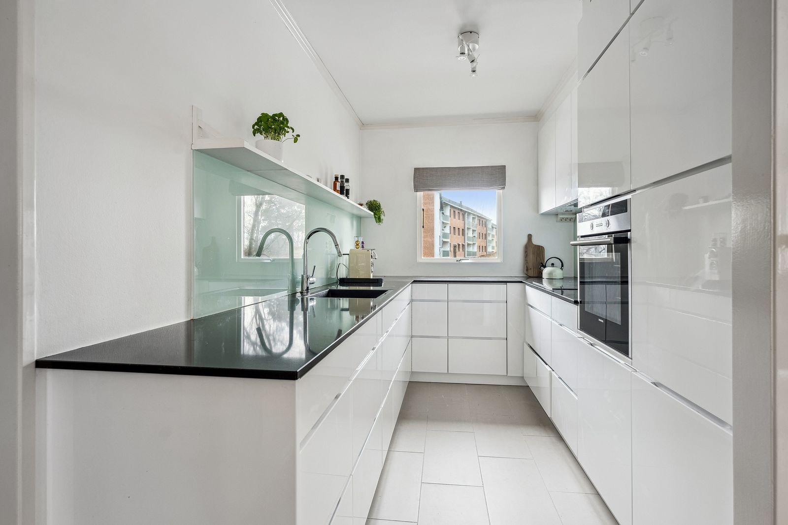 Kjøkkenet ligger i delvis åpen løsning mot spisestuen Galleribilde