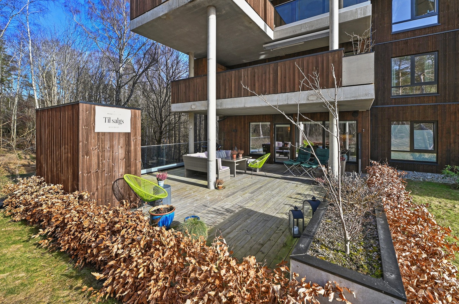 Den aktuelle leilighet har en av de flotteste interne beliggenhetene i blokka, og grenser opp mot et større friområde med naturlig vegetasjon. Galleribilde