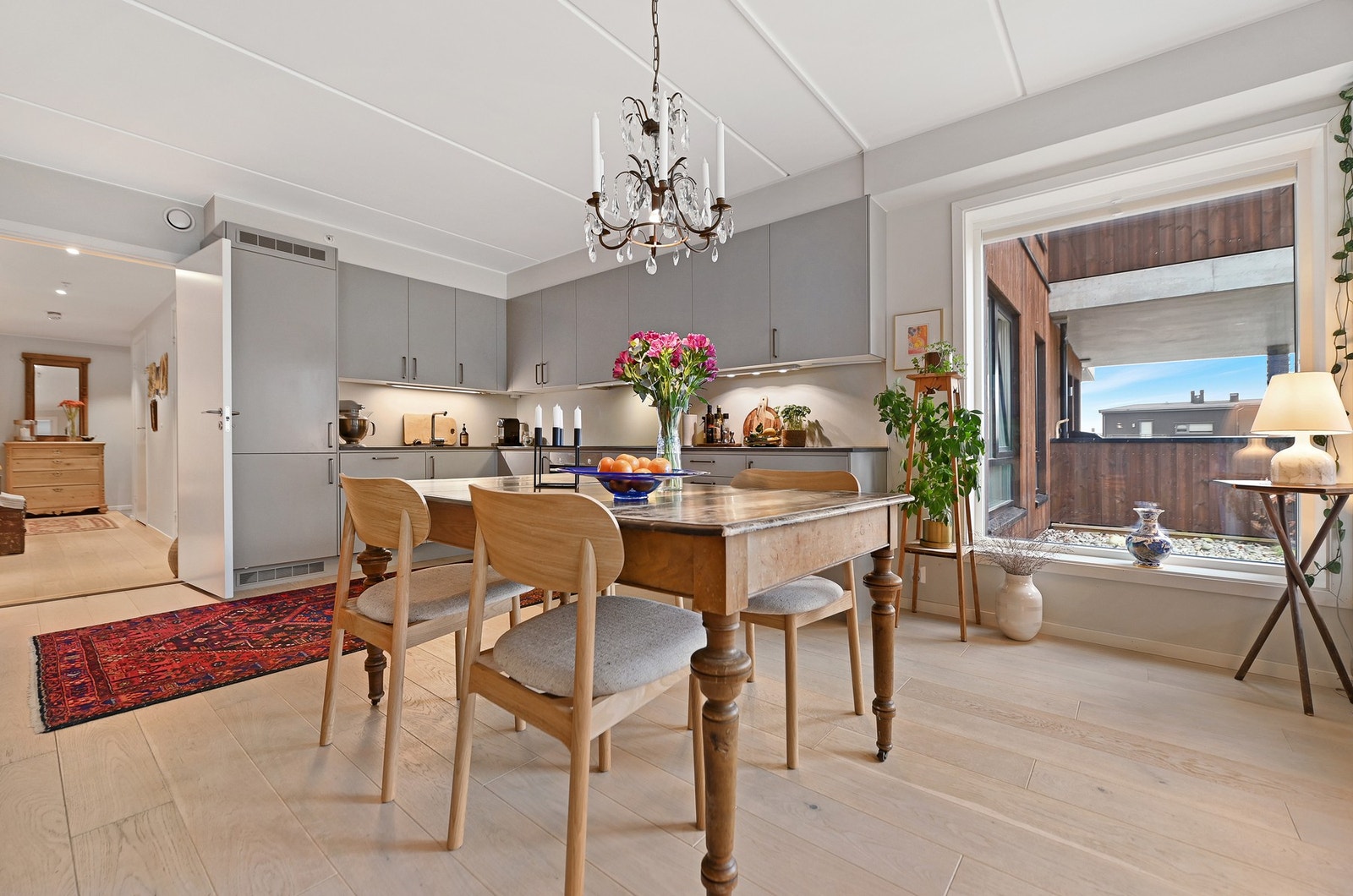 Stuen og spisestuen skaper et sosialt samlingspunkt. Galleribilde