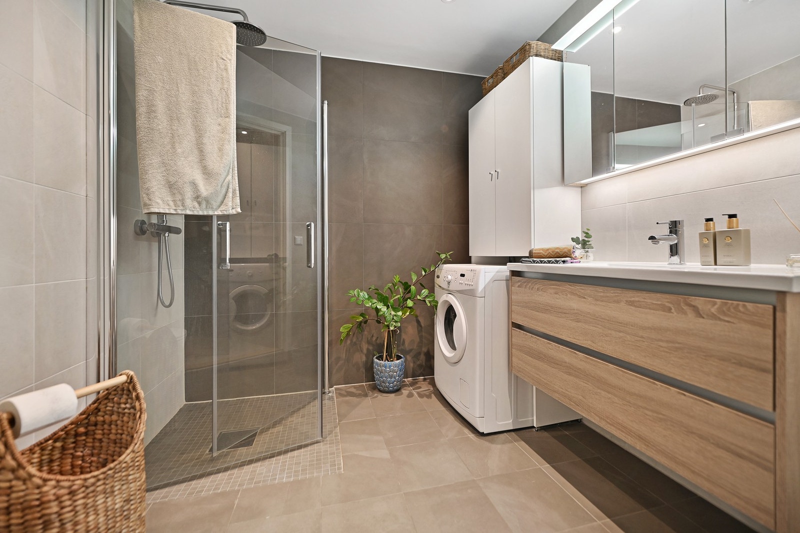 Leiligheten har et stort og delikat flislagt bad, og fungerer i tillegg utmerket som vaskerom. Innredningen er holdt i lyse og tidsriktige farger, gulvet er belagt med fliser og har gulvvarme som gir behagelig, barfotvennlig varme. Galleribilde