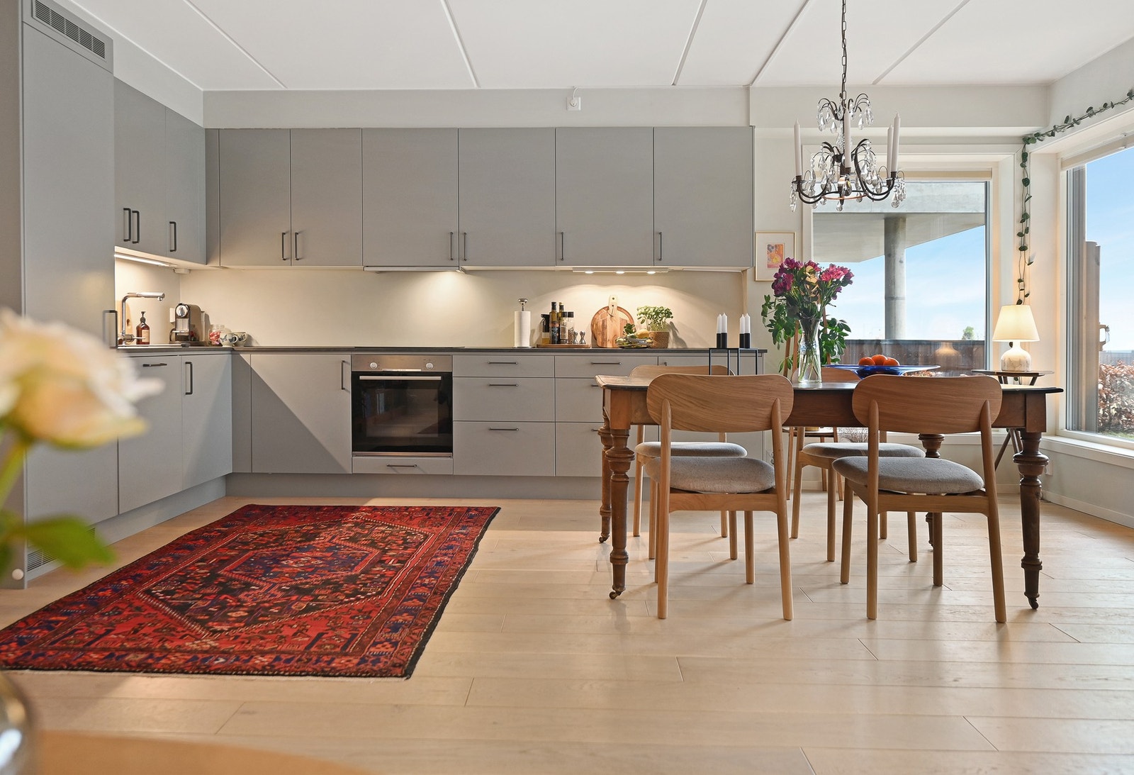 Det praktiske kjøkkenet har åpen løsning mot stuen. Galleribilde