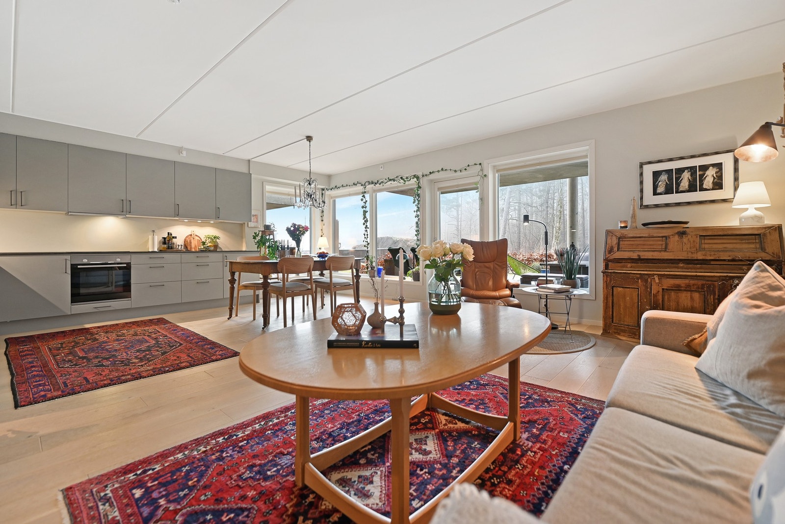 Her har du en flott 4-roms leilighet beliggende i 1. etasje med enkel adkomst uten trapper. Galleribilde