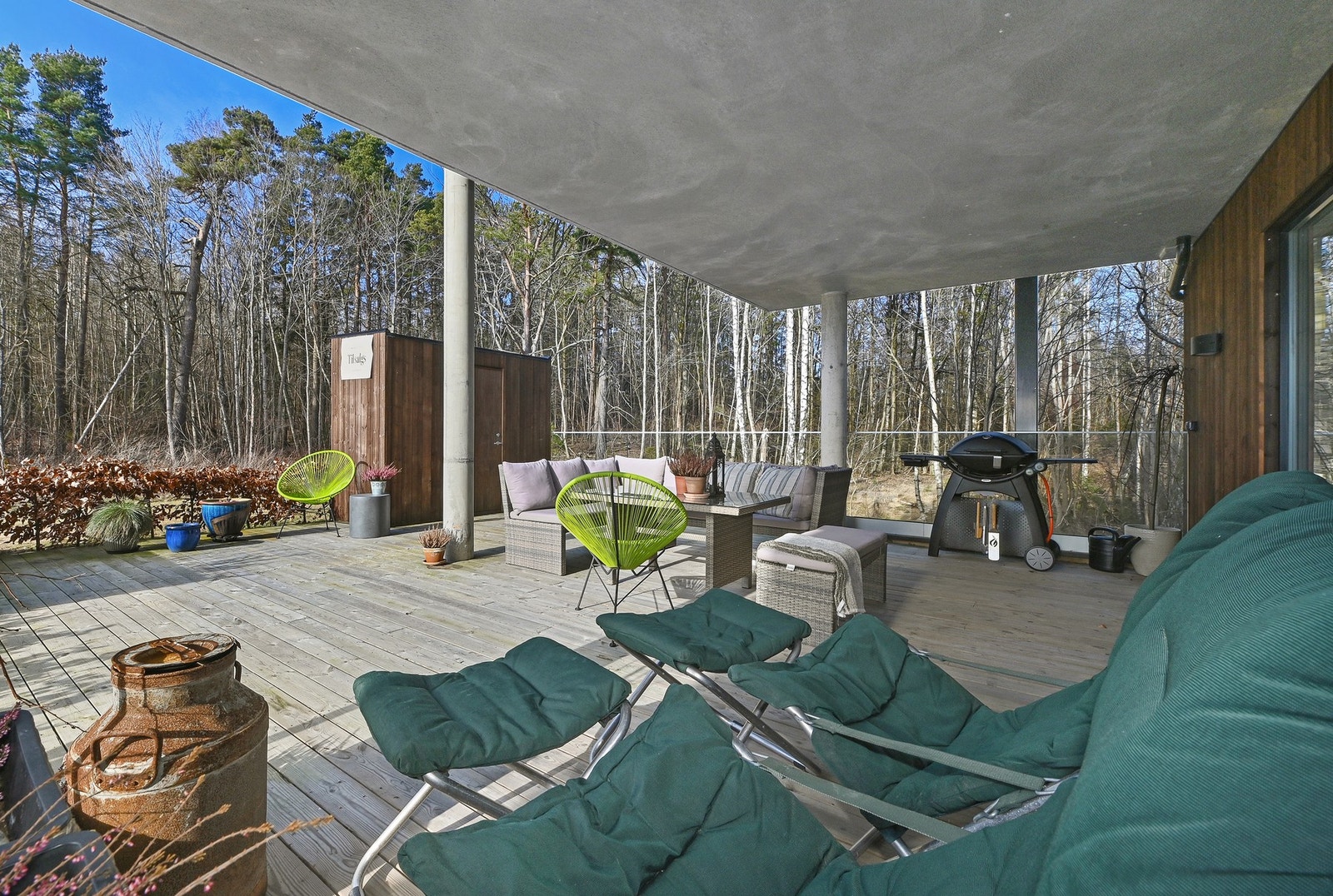 Her er det god plass til koselig sittegruppe, grill og potter med blomster. Store deler av sommerhalvåret står døra oppe og mye tid blir tilbrakt her ute. Galleribilde