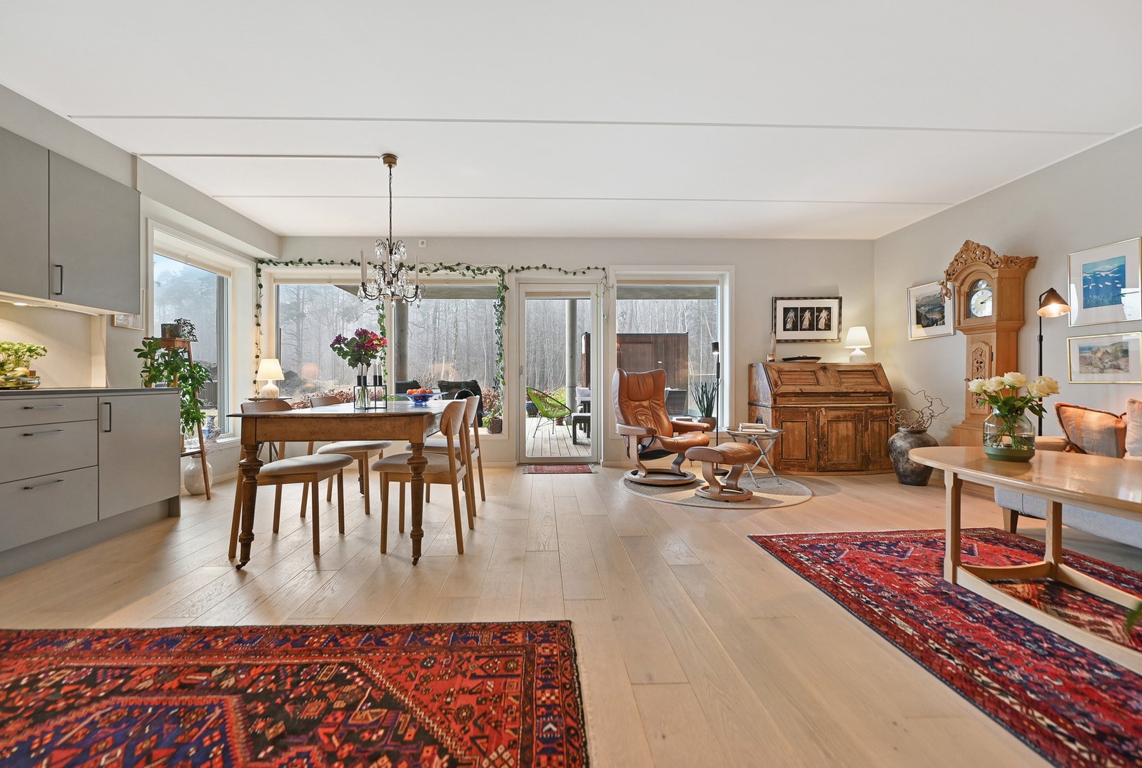 Det første man legger merke til når man kommer inn i stuen er de store vindusflatene som gir mye lys inn og sørger for en luftig romfølelse. Galleribilde