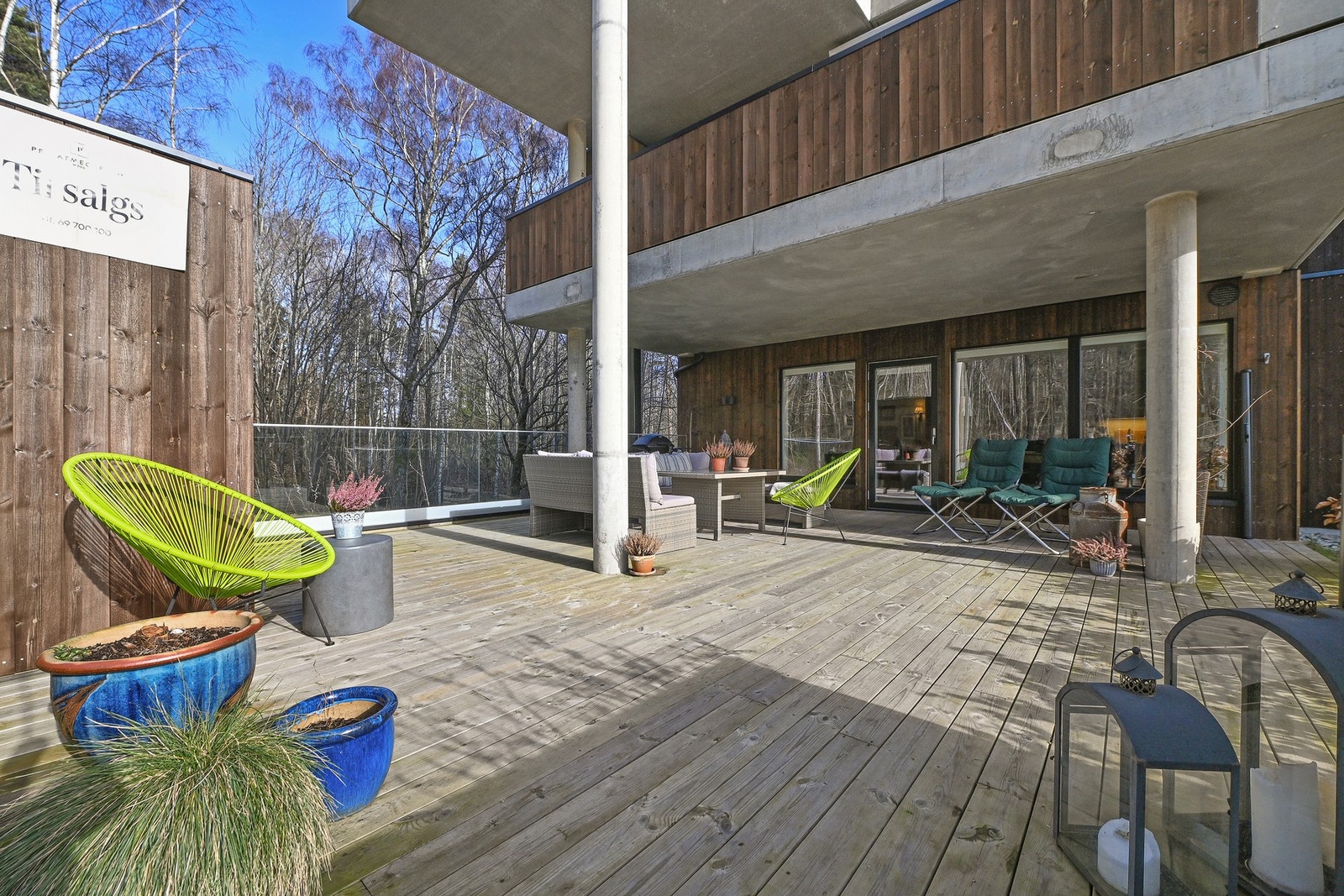 Fra stuen har man utgang til terrasse på 58 m² hvor man kan nyte de lange sommerkveldene. Galleribilde