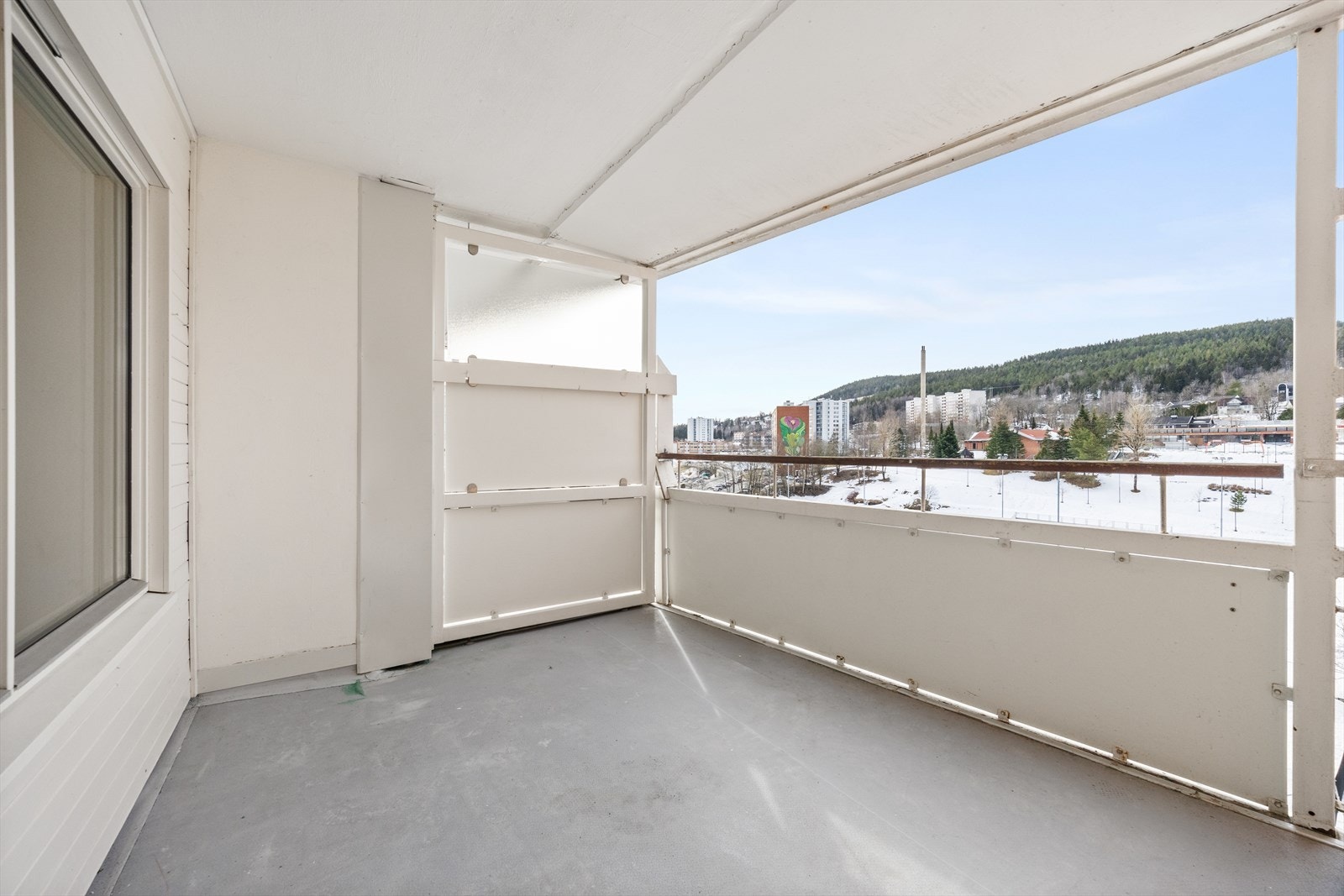 Leiligheten har en romslig balkong med fin utsikt Galleribilde